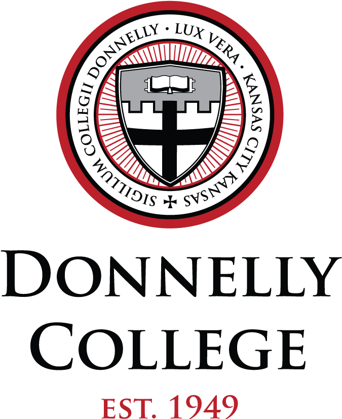 Donnelly College Sealand 名稱 壁紙 — 唐納利學院大膽的紅白黑圓形標誌，包含盾牌、書本和十字架，周圍環繞拉丁文和成立年份。