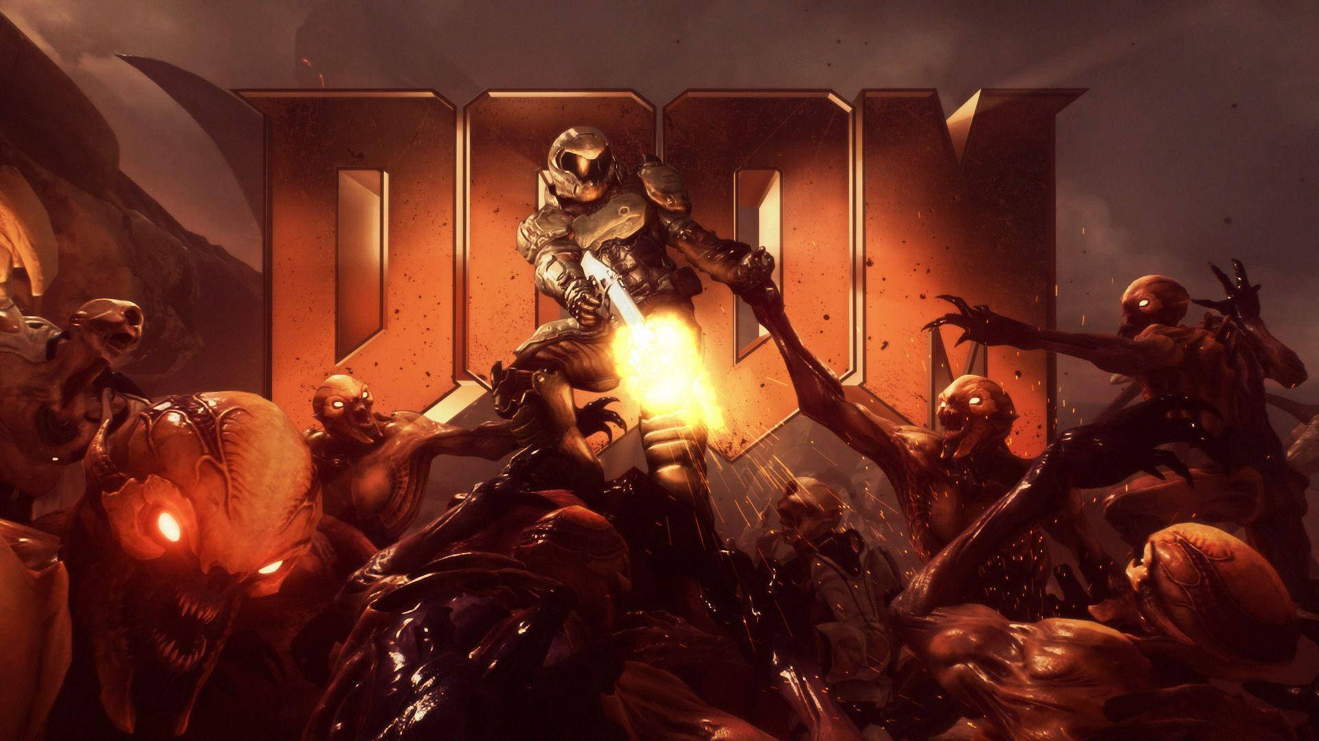 Doom HD 空間戰士射擊惡魔 壁紙 — 一名身穿未來盔甲的戰士在發光的DOOM標誌下斬殺成群結隊的怪誕惡魔。