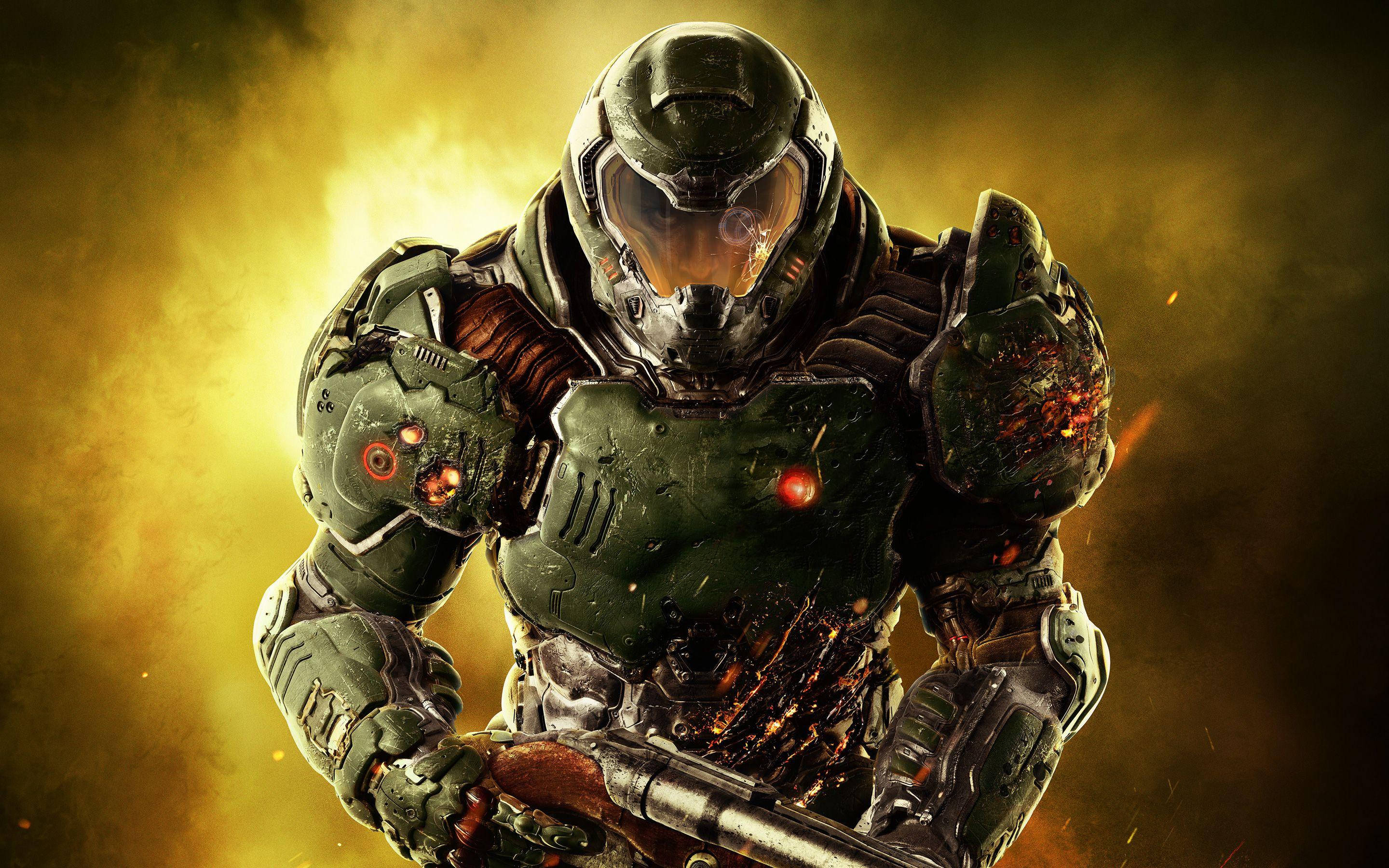 Doom HD 空間戰士戰甲 壁紙 — 一名身穿綠色戰鬥裝備的重裝士兵，在火花四濺的熾熱金色背景下，挑釁地站立著。
