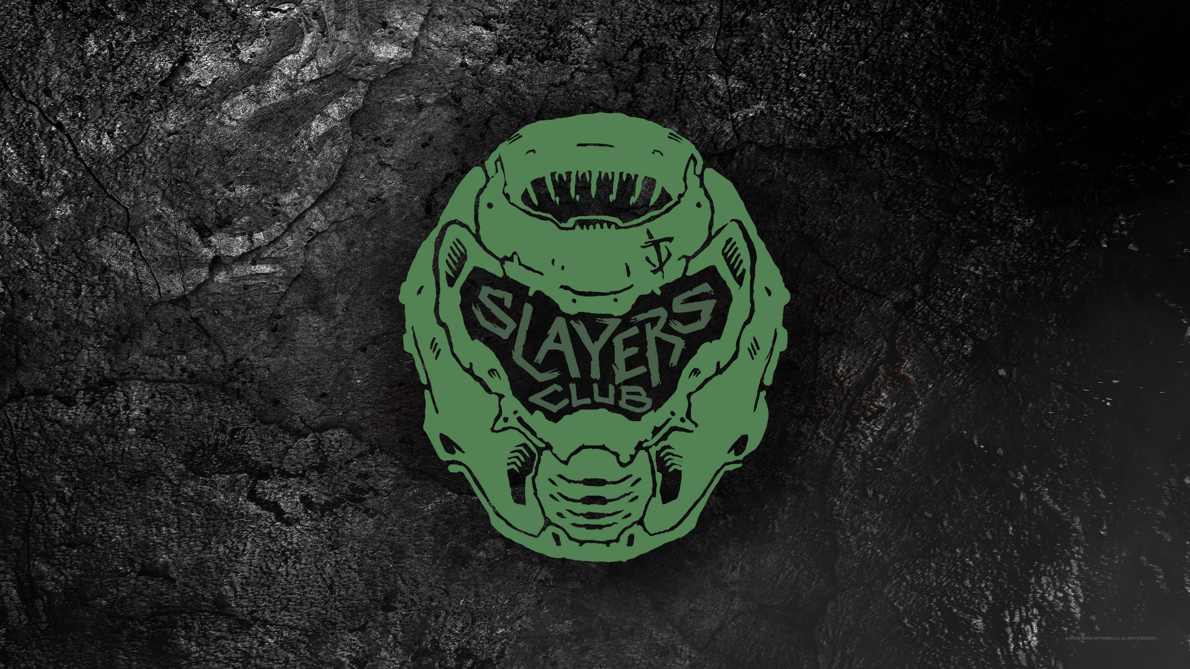 《DOOM》Slayers Club 標誌 4K 壁紙 — 一個綠色風格化的頭盔，上面有 'SLAYERS CLUB' 文字，背景是裂開的深灰色混凝土。