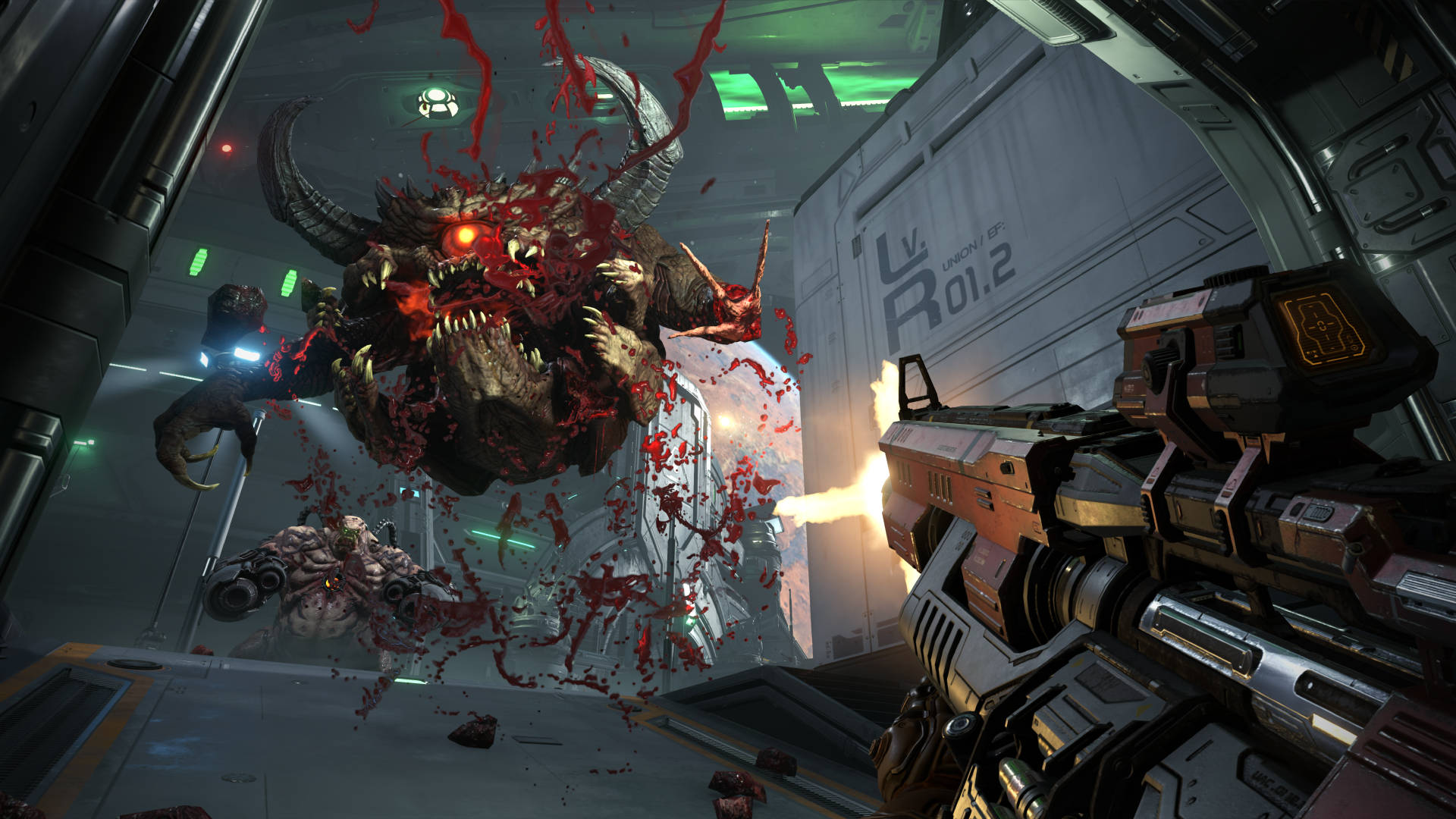 《DOOM 永恆》士兵第一人稱戰鬥 4K 壁紙 — 第一人稱射擊遊戲在未來科幻走廊中，用血跡和發光綠燈轟炸一隻有角的惡魔生物。