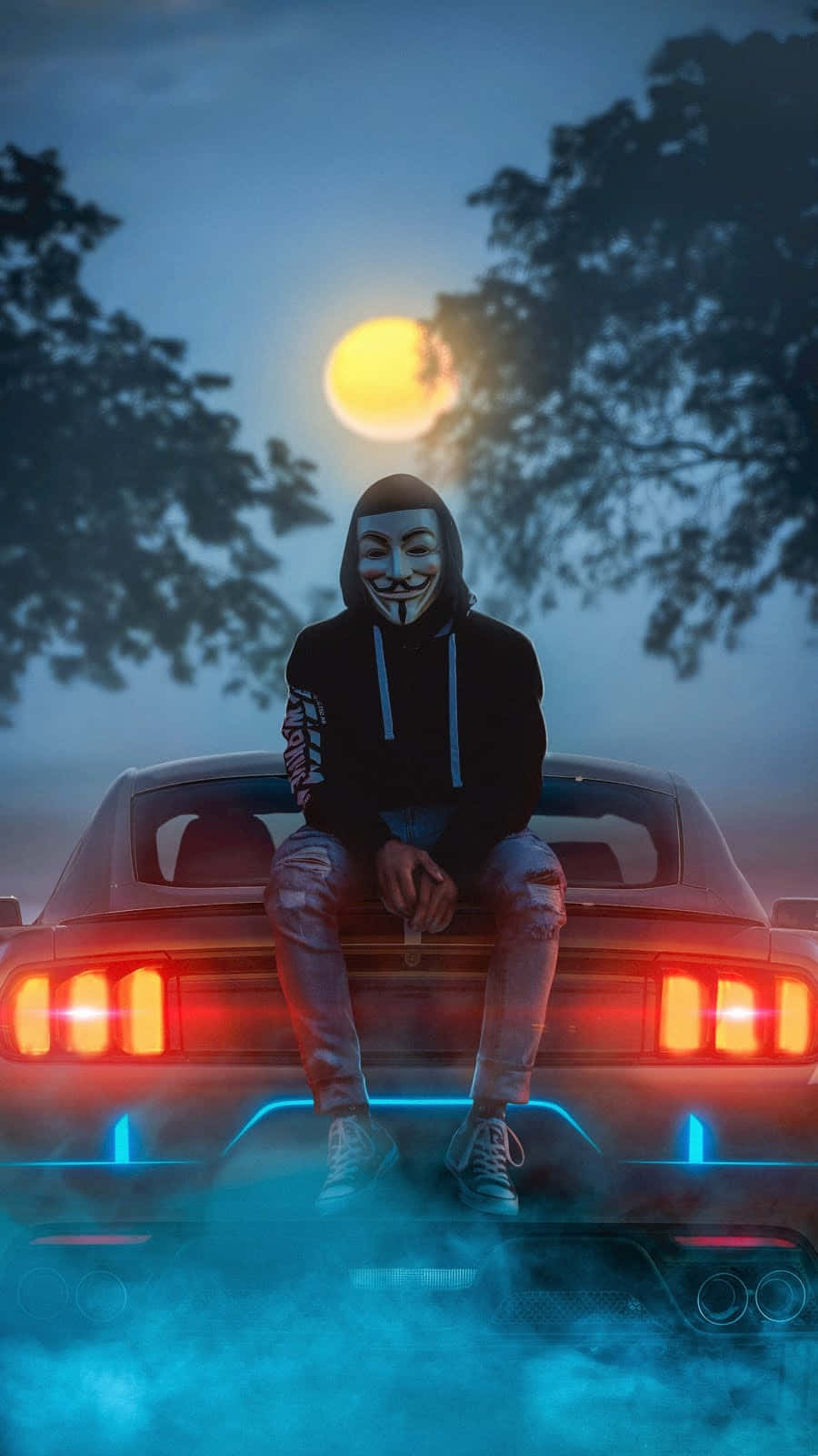 匿名象徵面具佩戴者坐在月光下發光的汽車上。
