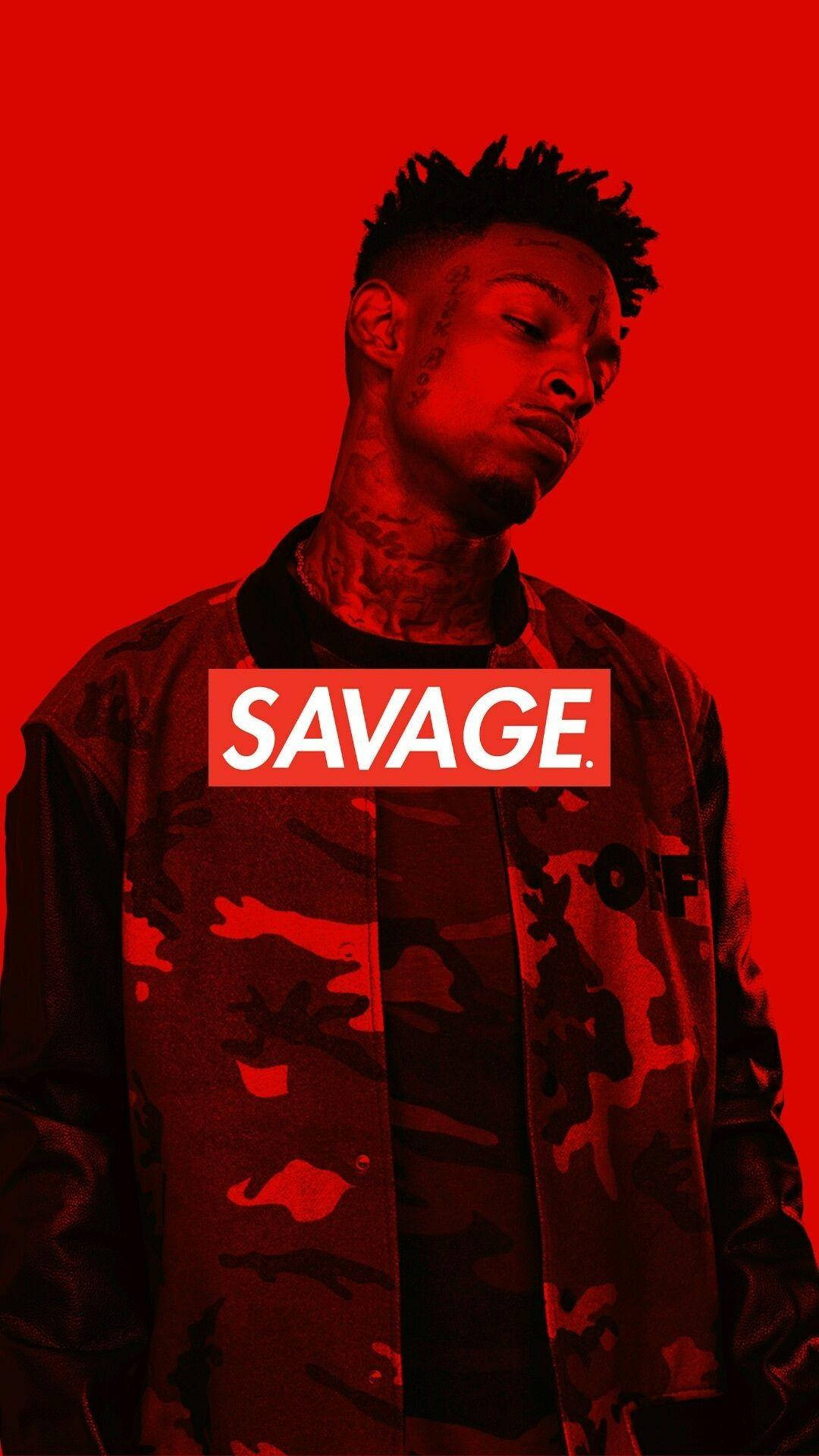 Dope Supreme 21 Savage 版本 壁紙 — 一個有紋身和迷彩外套的男人，在一個大膽的紅色背景上，白色字寫著「SAVAGE」，他向下凝視。