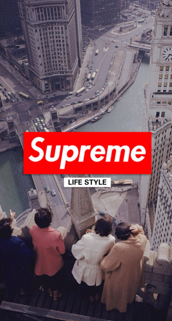 Dope Supreme心態主宰 壁紙 — 四個穿著外套的人俯瞰著蜿蜒的河流和城市景觀，下方有一個大膽的紅色Supreme標誌。