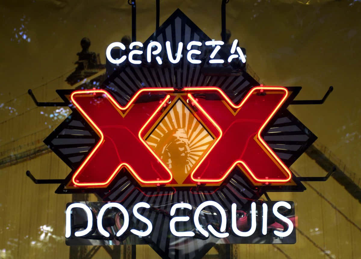 Dos Equis 紅色霓虹招牌 壁紙 — 一個充滿活力的Dos Equis啤酒霓虹燈牌，在深色背景上以紅色和白色發光，帶有太陽爆發設計。