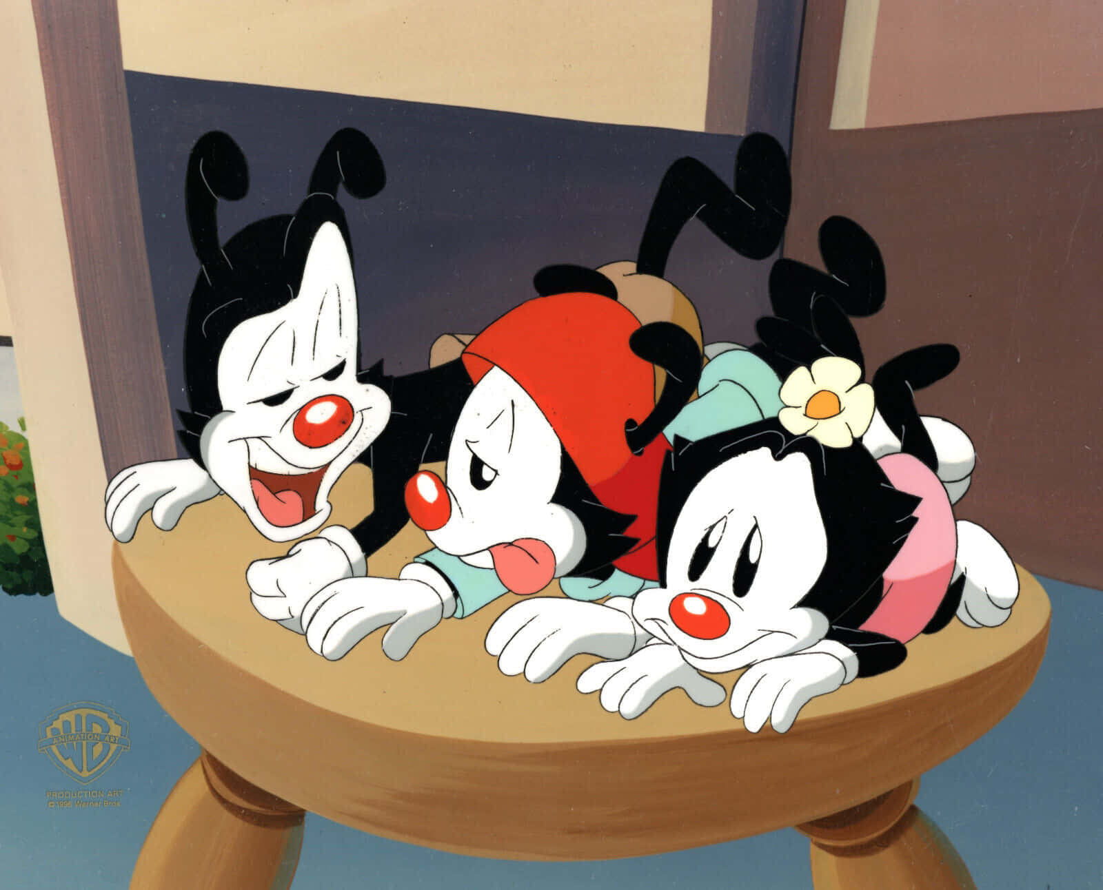 Dot、Wakko 和 Yakko 為另一個充滿樂趣的一天做準備 壁紙 — 三隻紅鼻子的卡通貓咪在溫暖明亮的房間裡，在木凳上嬉戲地躺著。