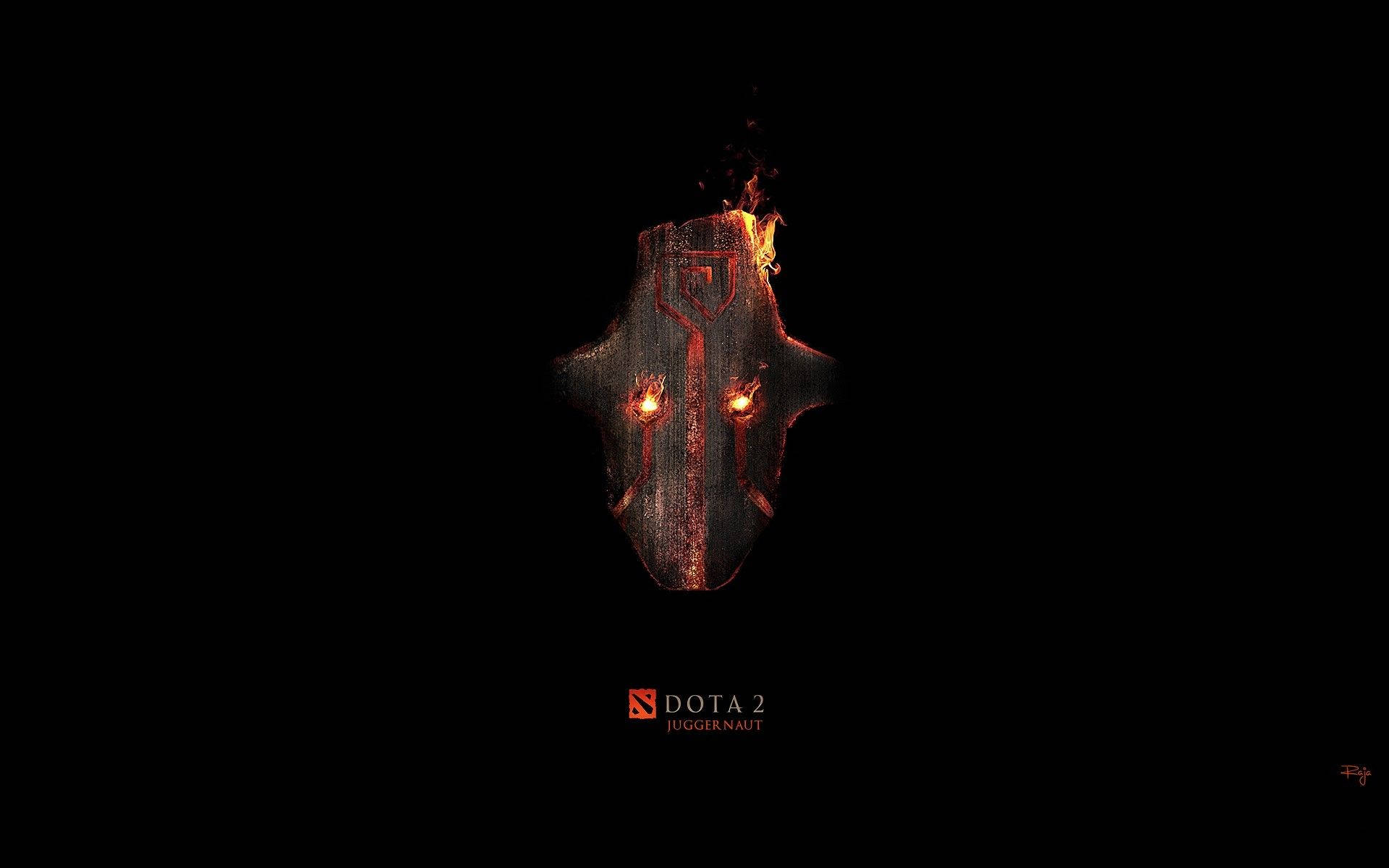 DOTA 鋼鐵巨人面具 壁紙 — 來自 Dota 2 的熾熱發光劍聖頭盔，從黑暗中浮現，帶有強烈的橙色火焰和發光的眼睛。