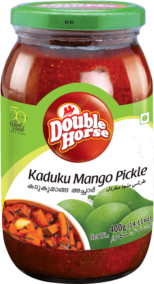 Double Horse Kaduku 芒果醃漬罐 壁紙 — 一個玻璃罐裝滿鮮紅色芒果醃菜，標籤為Double Horse，綠色蓋子，多語言文字。