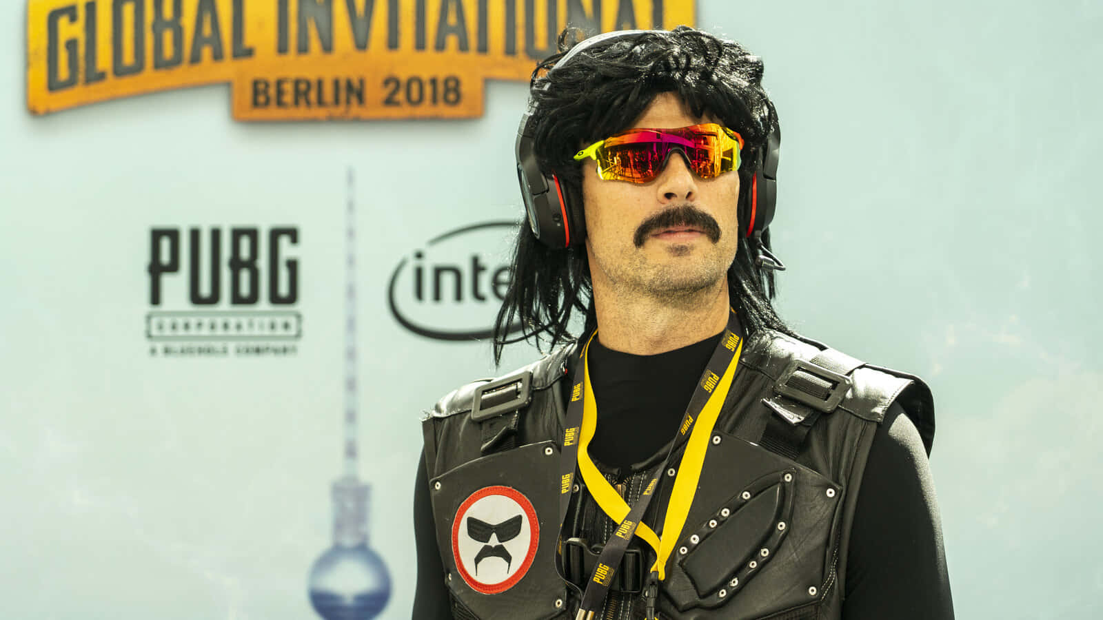 在柏林2018活動中穿著太陽眼鏡和皮背心的PUBG Cosplay玩家。