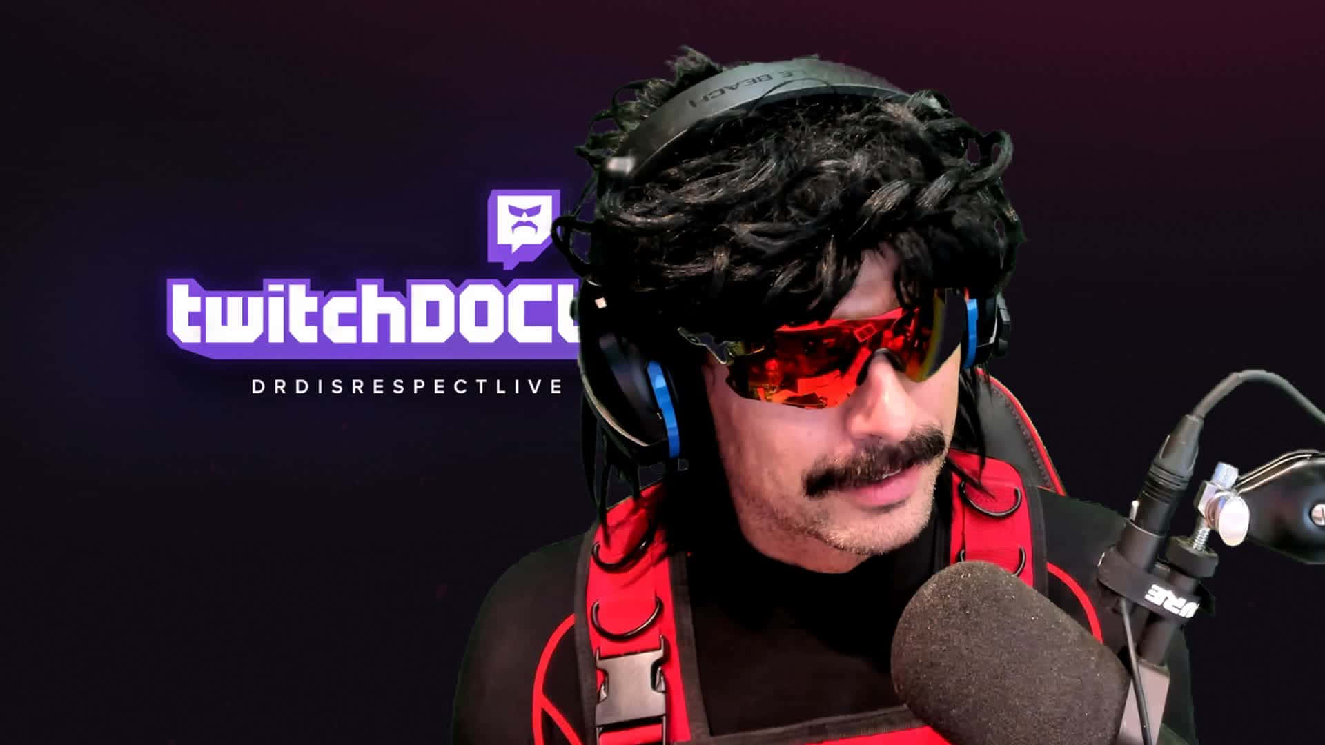 戴紅色太陽眼鏡和耳機的遊戲玩家在Twitch上直播。