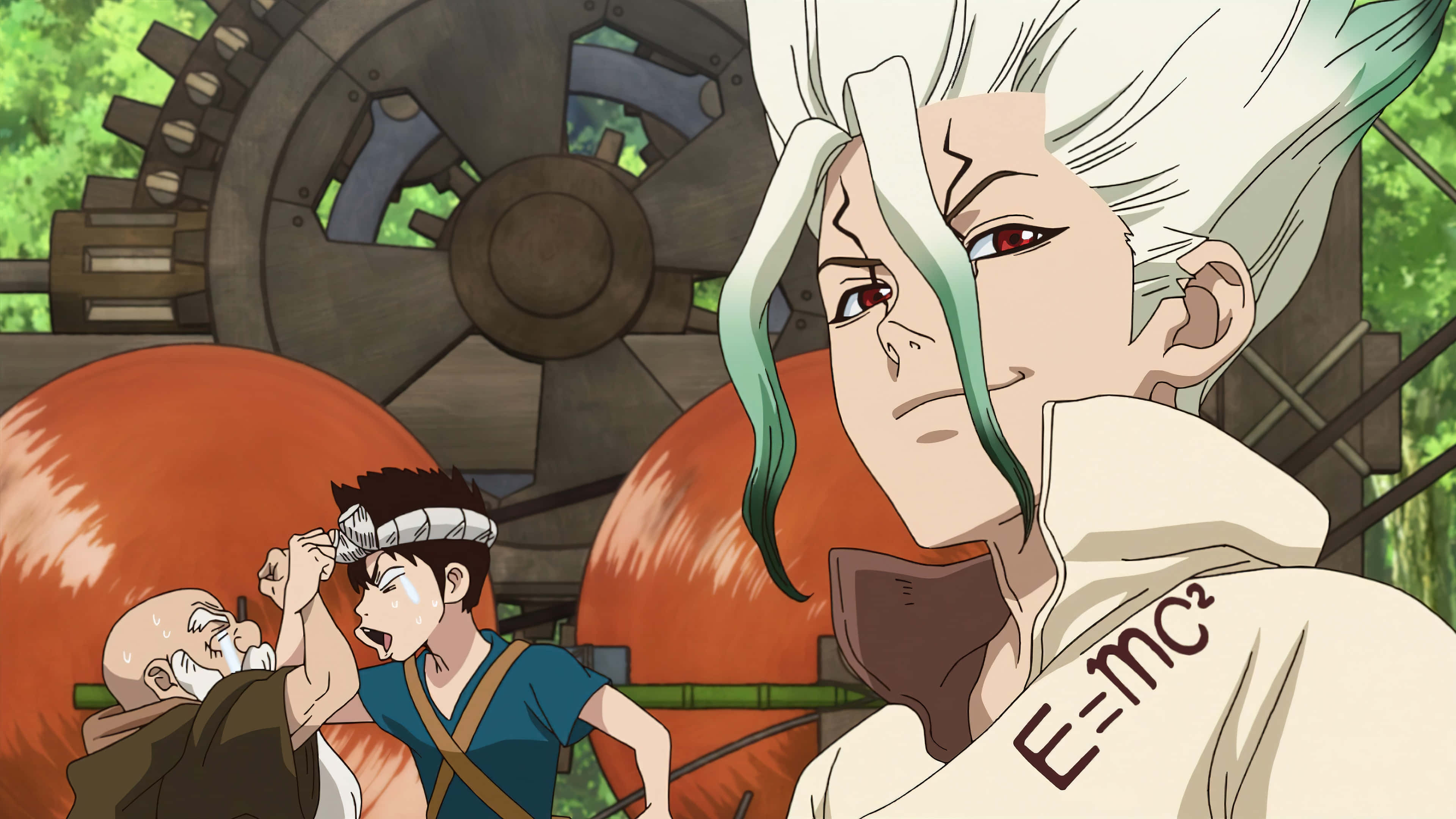 Dr. Stone 動畫畫面 壁紙 — 一個動漫場景，有一位嚴肅的白髮科學家，以及兩個在巨大橙色球體和齒輪附近掙扎的男人。