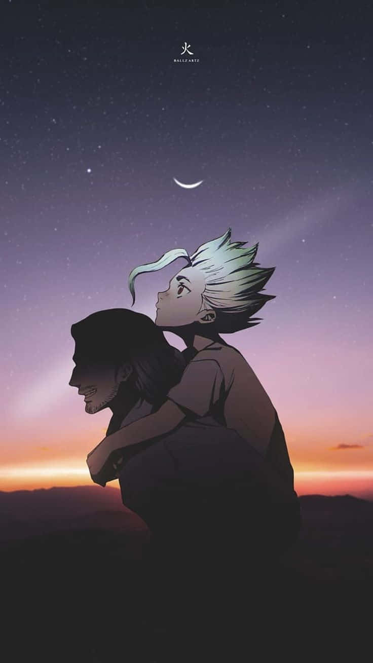 《Dr. Stone》小石與千空觀星 壁紙 — 兩個動漫角色在暮色天空下擁抱，天空中有星星和彎月，遠方有山丘。