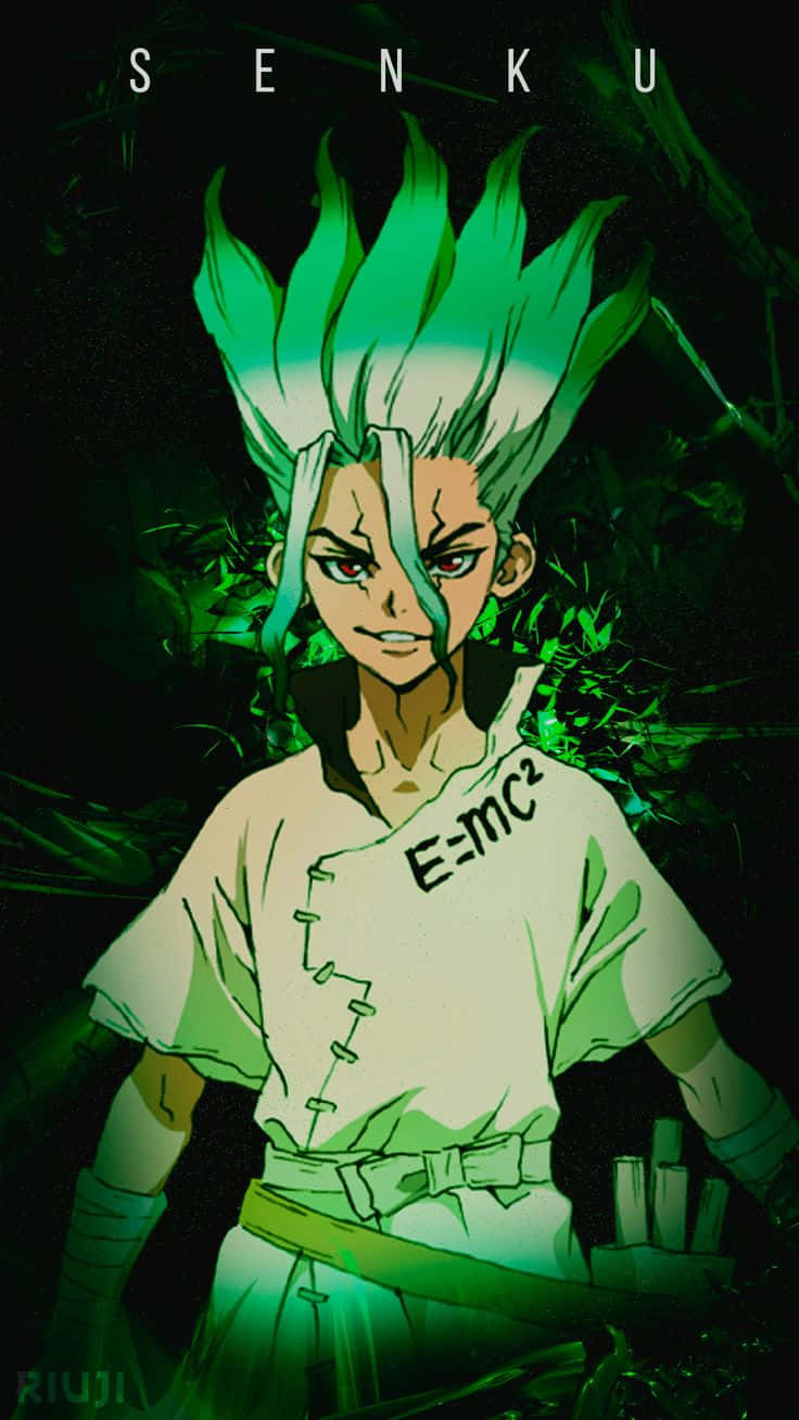 Dr. Stone 石神千空肖像畫 壁紙 — 一個堅定的動漫角色，擁有尖刺的綠色頭髮和一件印有E=mc²的白色襯衫，站在深綠色背景前。