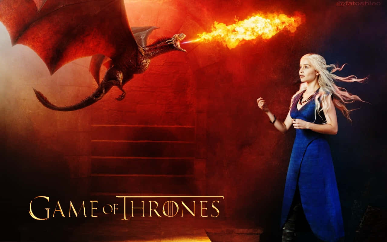 怒火釋放 - 巨龍Dracarys 壁紙 — 一位身穿藍色連衣裙的女性冷靜地站立，而一條紅龍在石室中在她上方噴火。