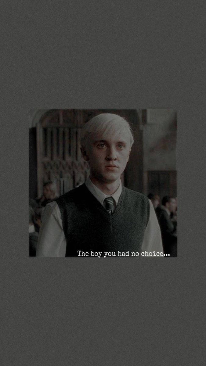 draco 桌布 壁紙 — Draco Malfoy 身穿深色背心和領帶的陰鬱肖像，背景為模糊的室內環境，帶有文字疊加。