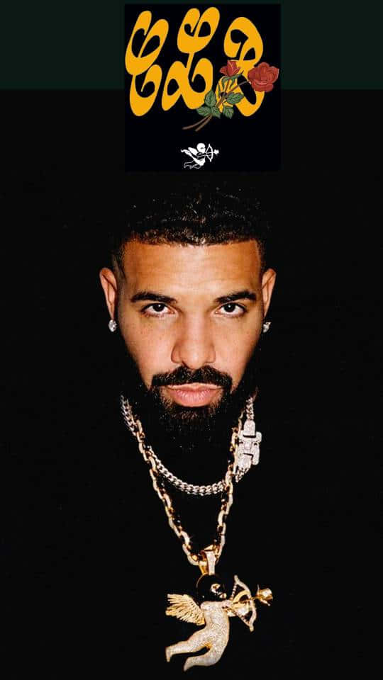 Drake 戴著金鏈和天使吊墜，站在帶有標誌的黑色背景前。