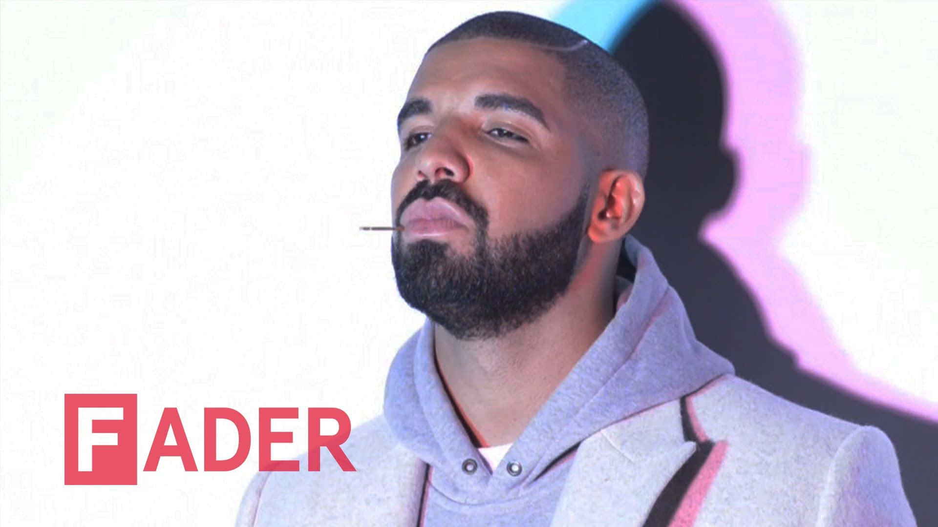 Drake 桌布 壁紙 — Drake 叼著煙，身穿灰色連帽衛衣，背景色彩繽紛。