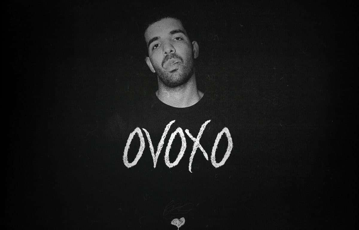 Drake 桌布 壁紙 — Drake 向上望嘅黑白肖像，著住一件用粉筆白色字寫住「OVOXO」嘅衫。