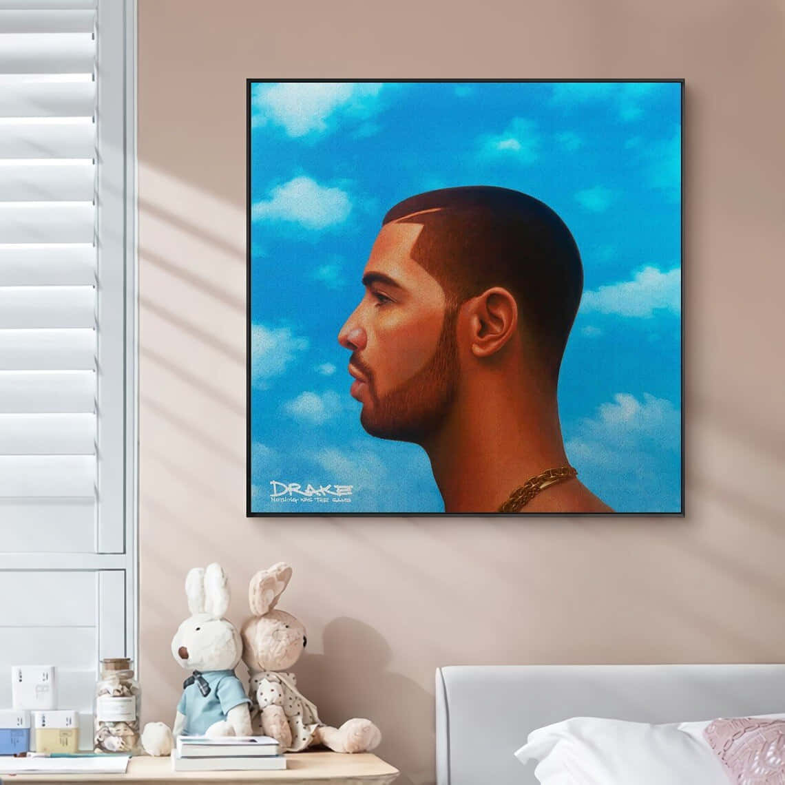 Drake肖像藝術掛在臥室牆上，配有毛絨動物和百葉窗。