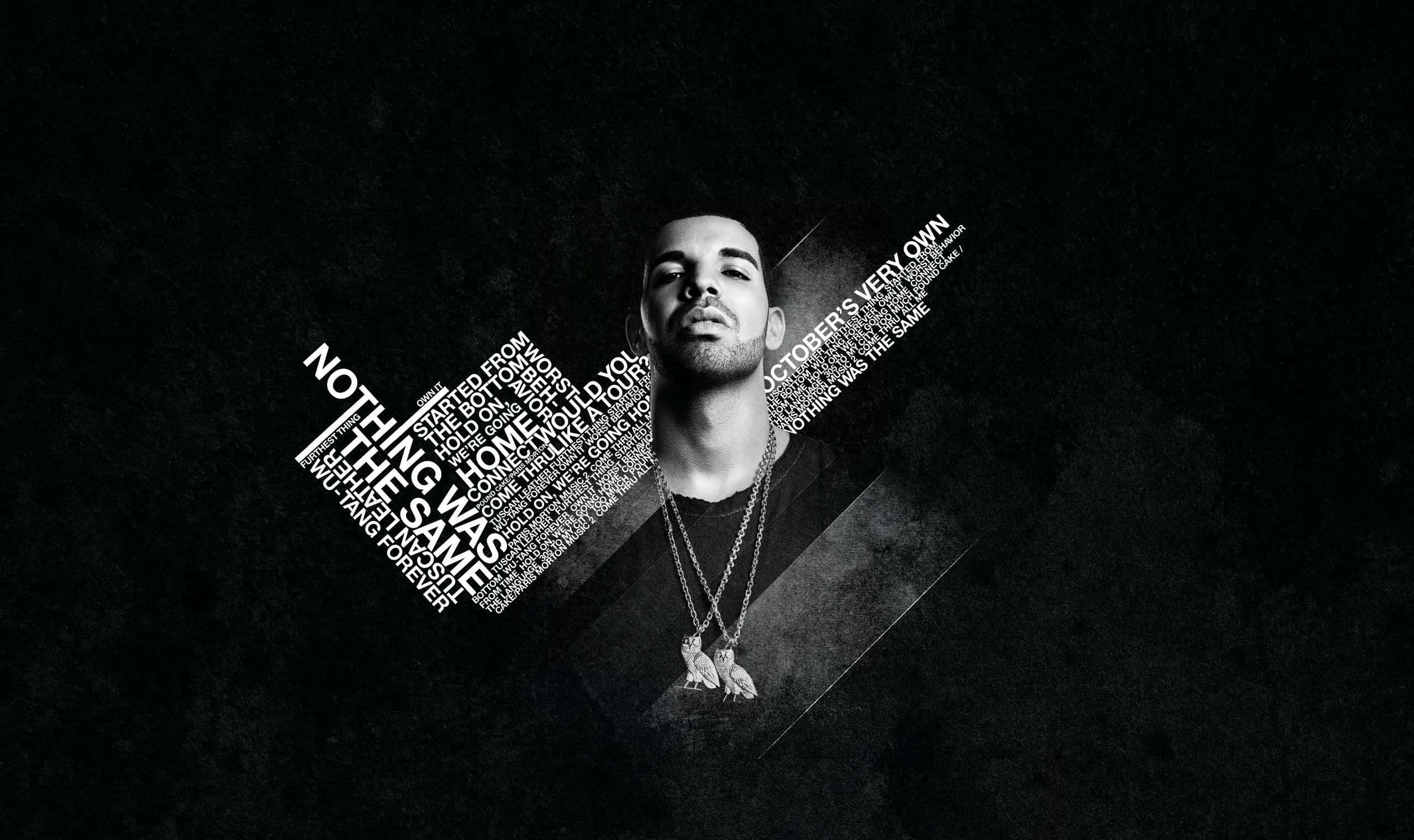 Drake 桌布 壁紙 — Drake 的黑白肖像，文字藝術在他的頭部周圍形成鑽石形狀，背景為深色紋理。