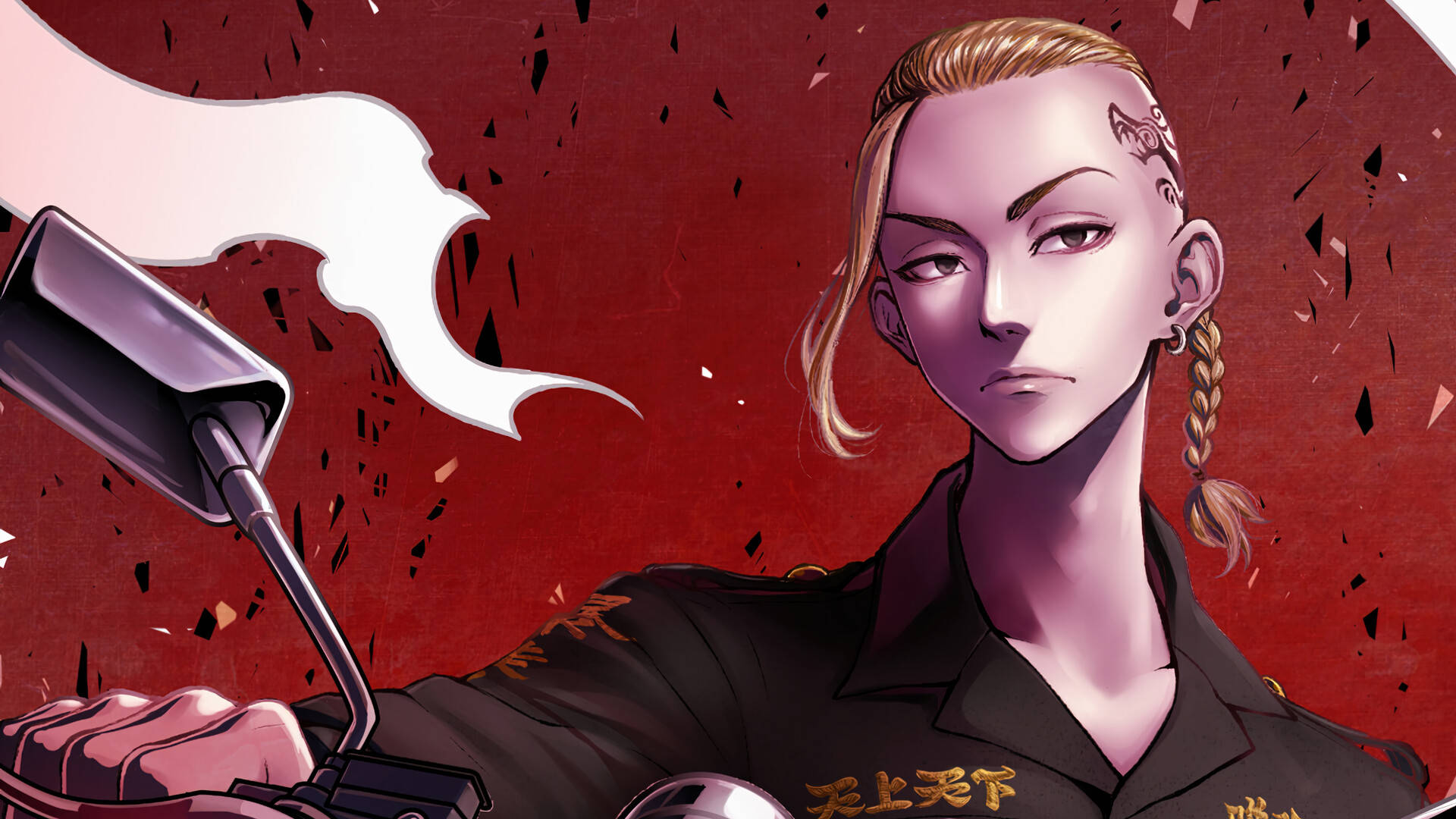 Draken《東京卍復仇者》紅色背景 壁紙 — 一個決心堅定的動漫角色，編著辮子，在破碎的紅色背景前緊握電單車把手。