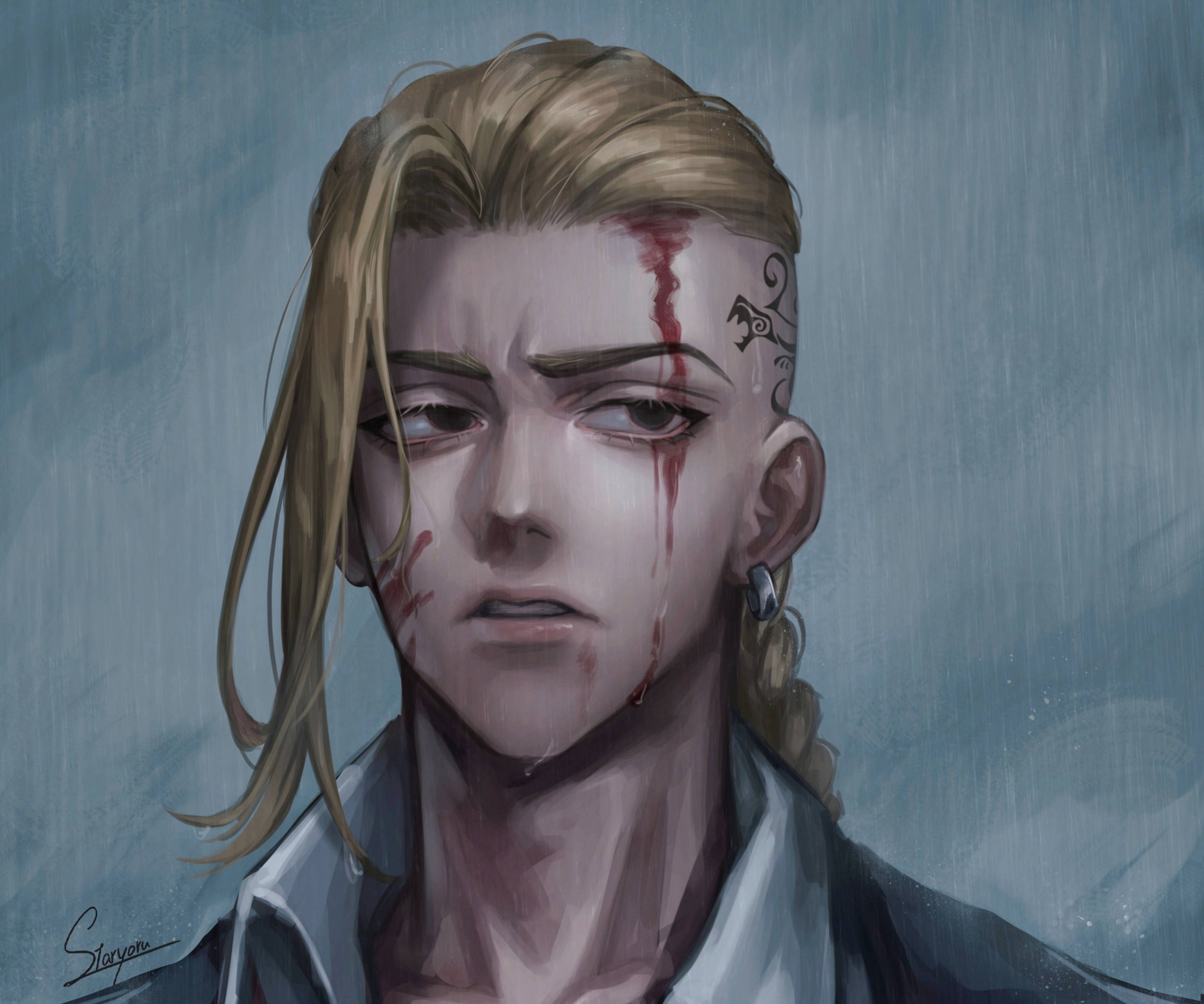 Draken《東京卍復仇者》半寫實風格 壁紙 — 一個疲憊的動漫男人，金髮，臉上帶有血痕，背景是柔和的藍色。