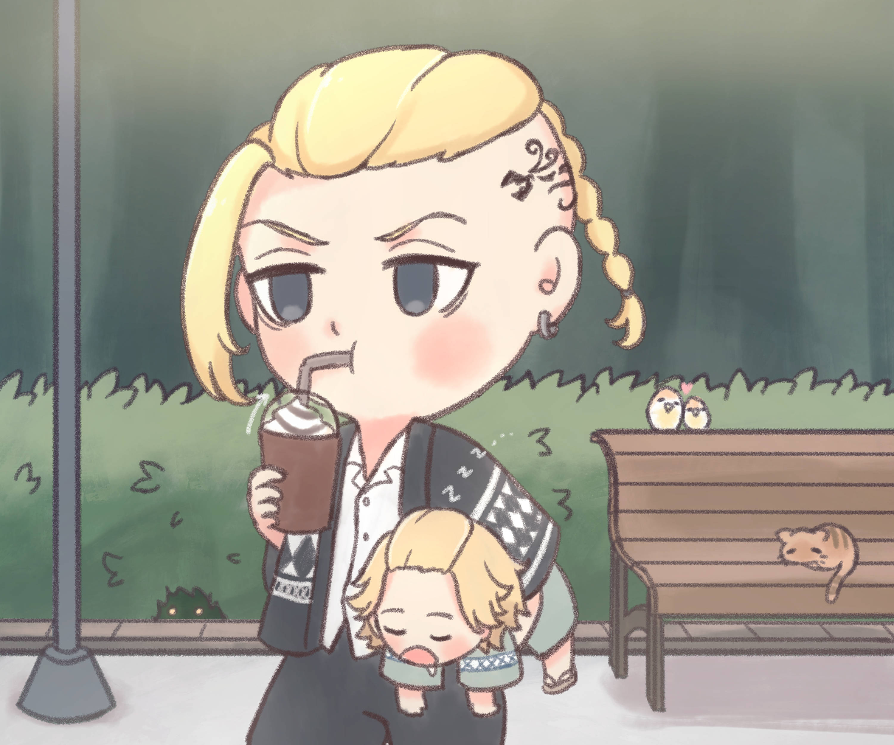 Draken 夜行者 Q版 壁紙 — 一個金髮辮子的Q版動漫女性，在公園裡一邊喝飲料，一邊抱著一個睡著的孩子，附近有一隻貓和幾隻鳥。