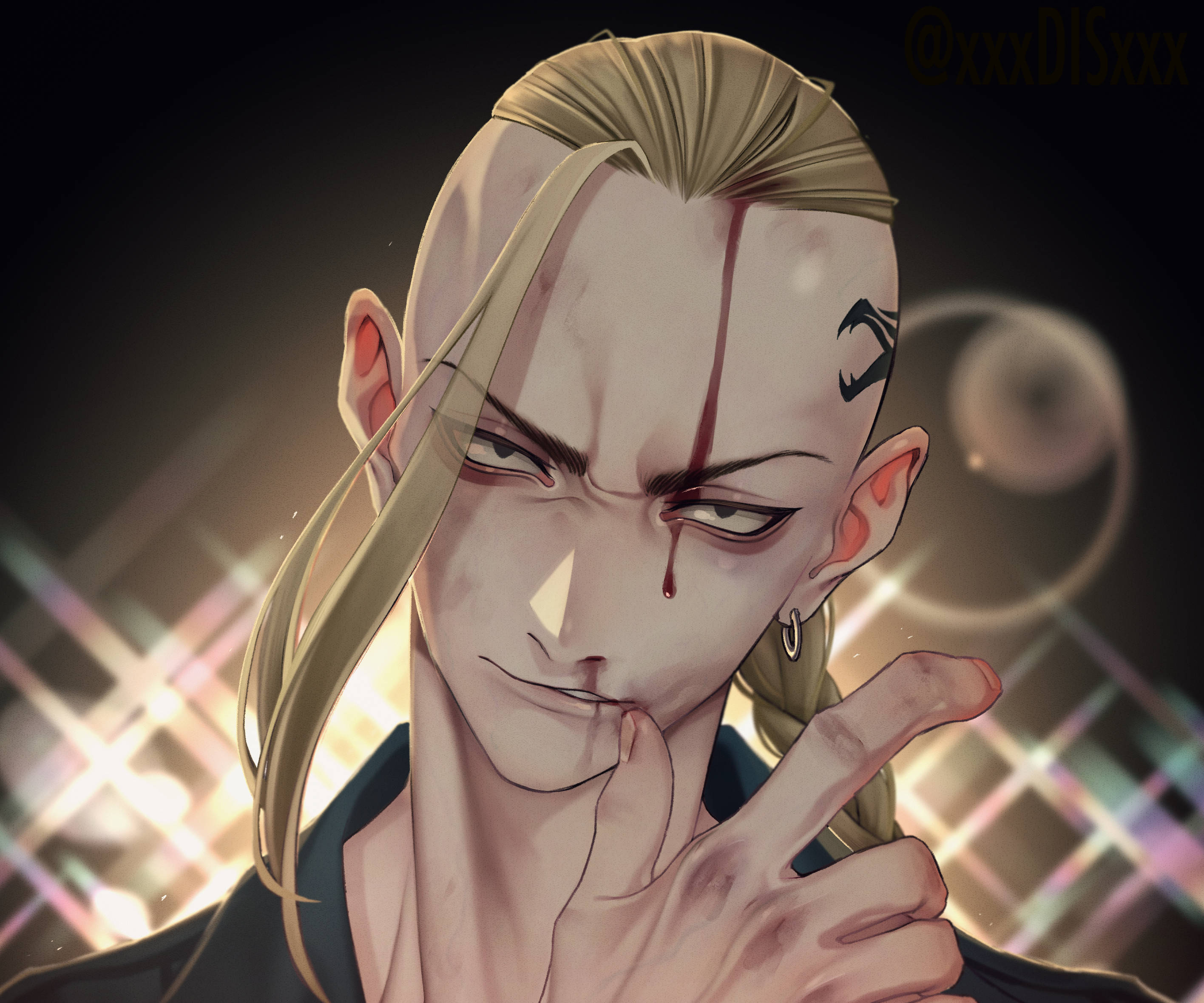 Draken 夜行者 狞笑 壁紙 — 一個嚴肅的動漫角色，金髮，臉上有一道血痕，在發光的網格背景前比出和平手勢。
