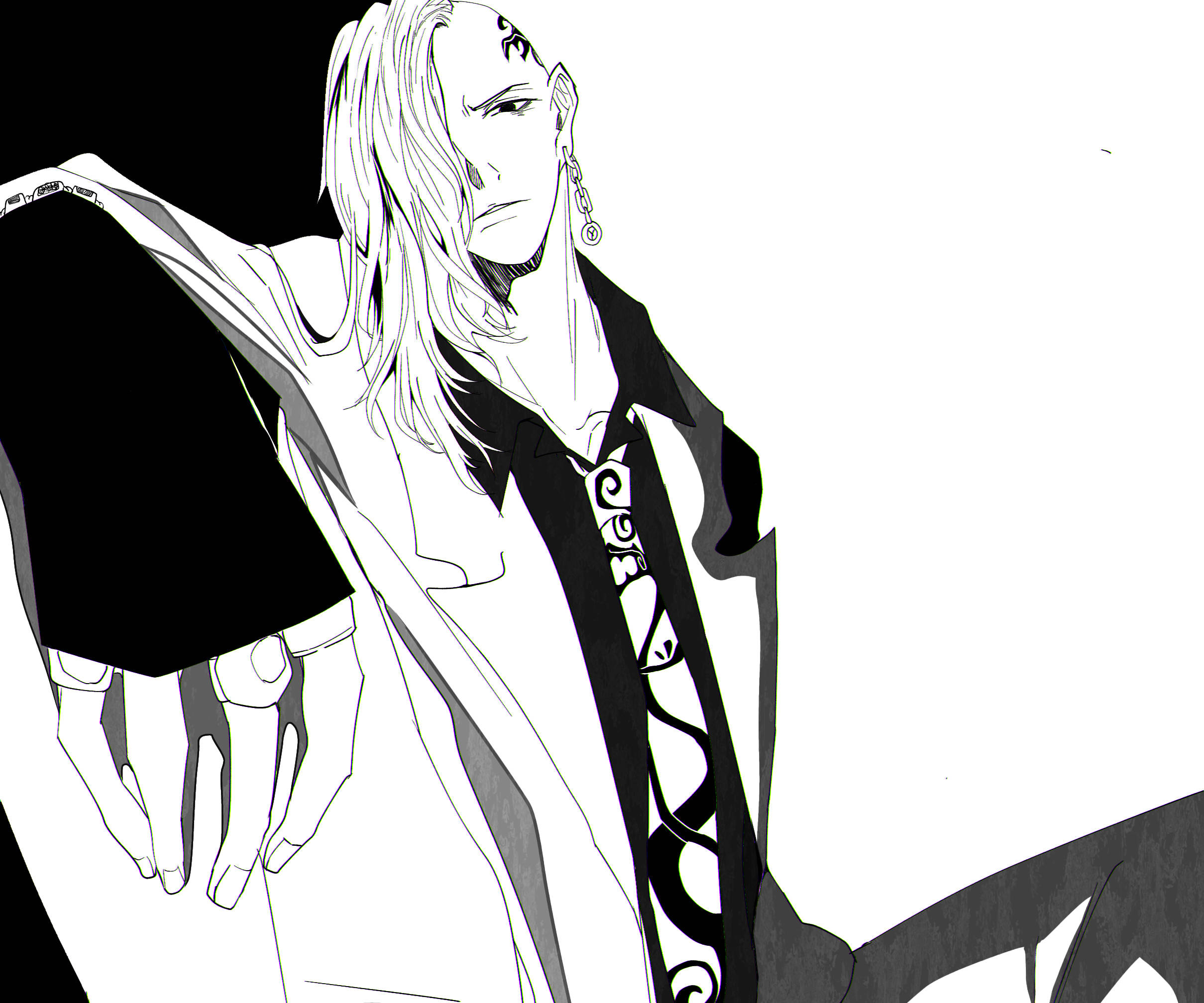 Draken《東京卍復仇者》線條風格 壁紙 — 一個引人注目的黑白動漫角色，長髮和華麗服飾，在簡潔背景下戲劇性地擺姿勢。