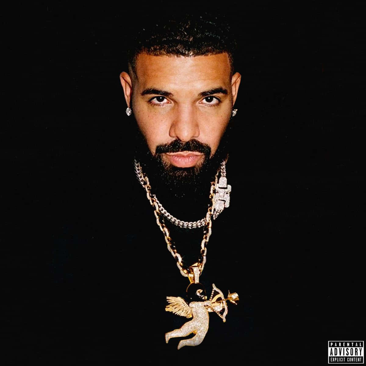 Drake 喺黑色背景戴住金鏈同鑽石首飾。
