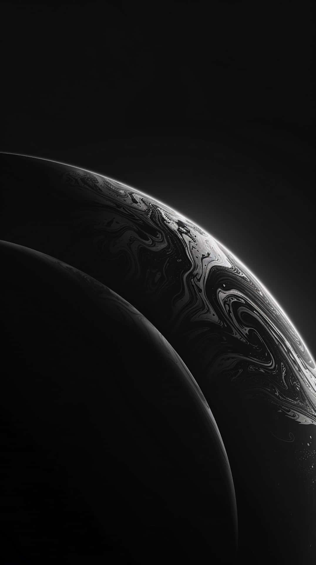 Black iPhone Xr 桌布 壁紙 — 兩個行星的戲劇性黑白視圖，帶有旋轉的大氣圖案，在虛空中發光。