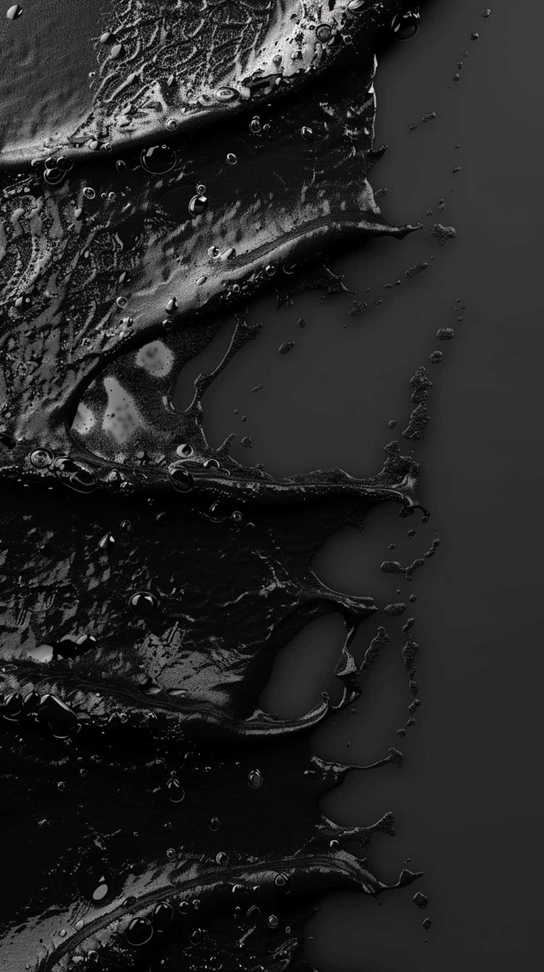 Black iPhone Xr 桌布 壁紙 — 戲劇性的特寫，呈現帶有紋理漣漪和散落氣泡的光澤黑色液體，在深色表面上對角流動。