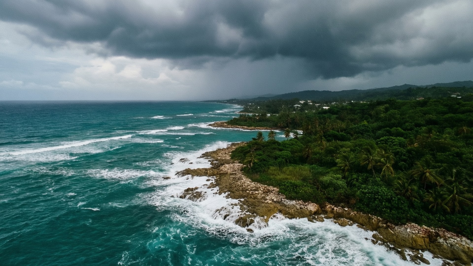 在烏雲下，熱帶岩石海岸被暴風雨的海浪拍打。