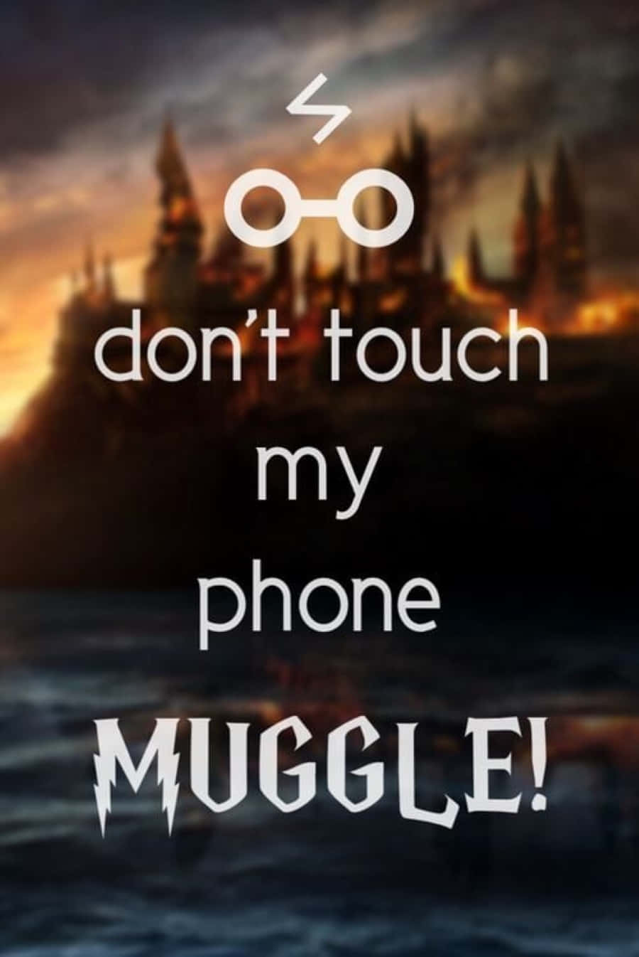 Harry Potter Muggle 桌布 壁紙 — 夕陽下戲劇性的哈利波特城堡剪影，附有文字警告麻瓜不要觸摸手機。