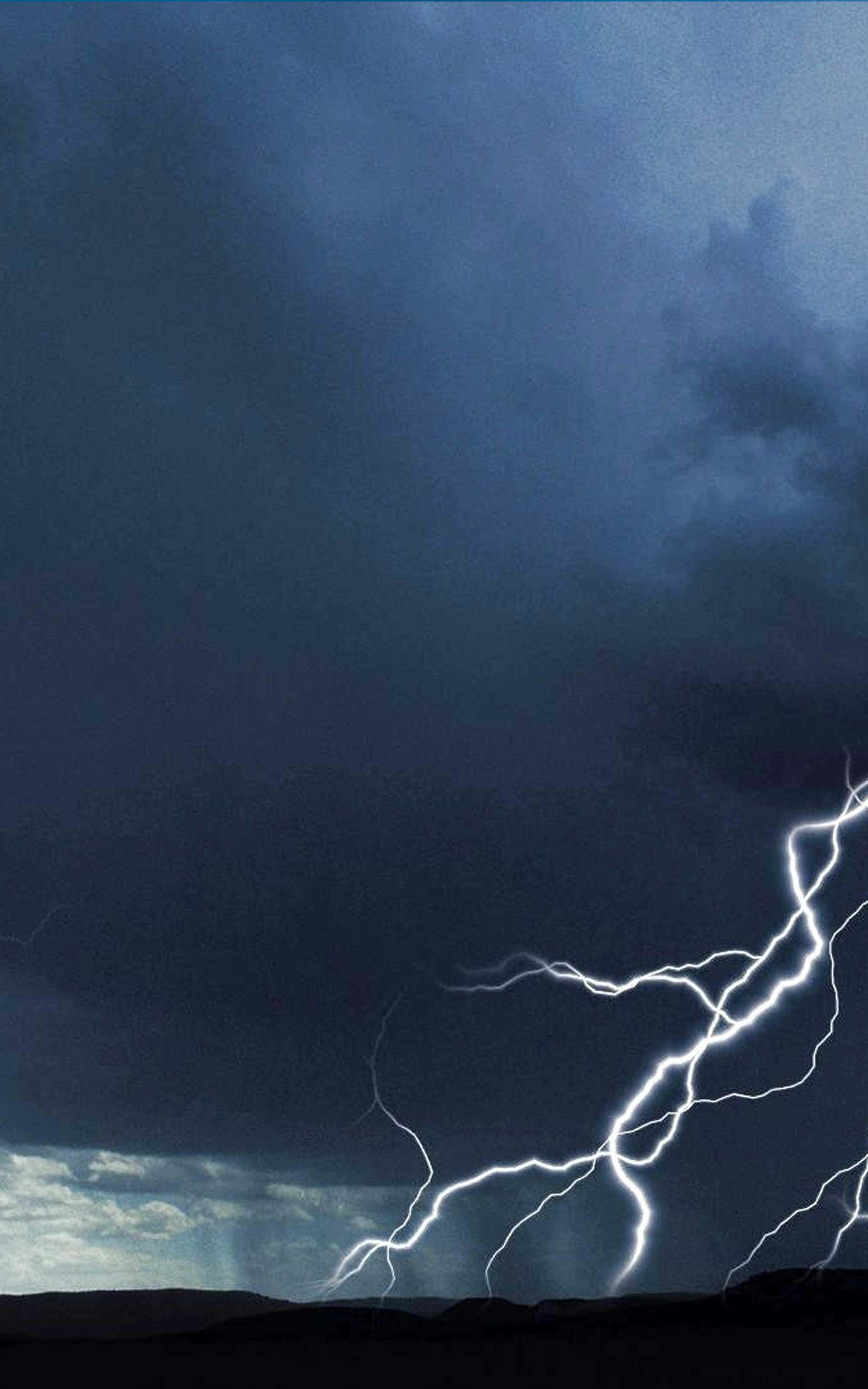 Thunderstorm 桌布 壁紙 — 一道戲劇性的閃電在黑暗山丘剪影上方的暴風雨夜空中分叉。