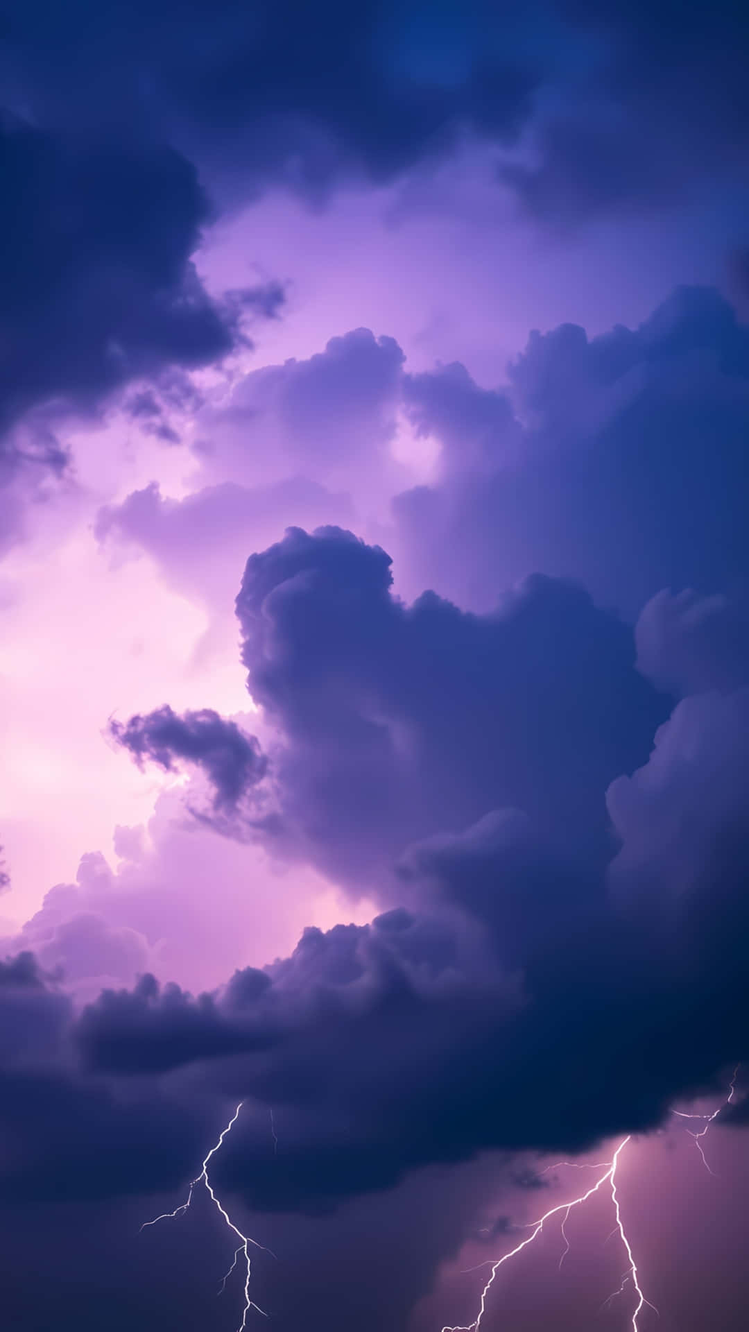 被明亮閃電照亮的紫色暴風雲