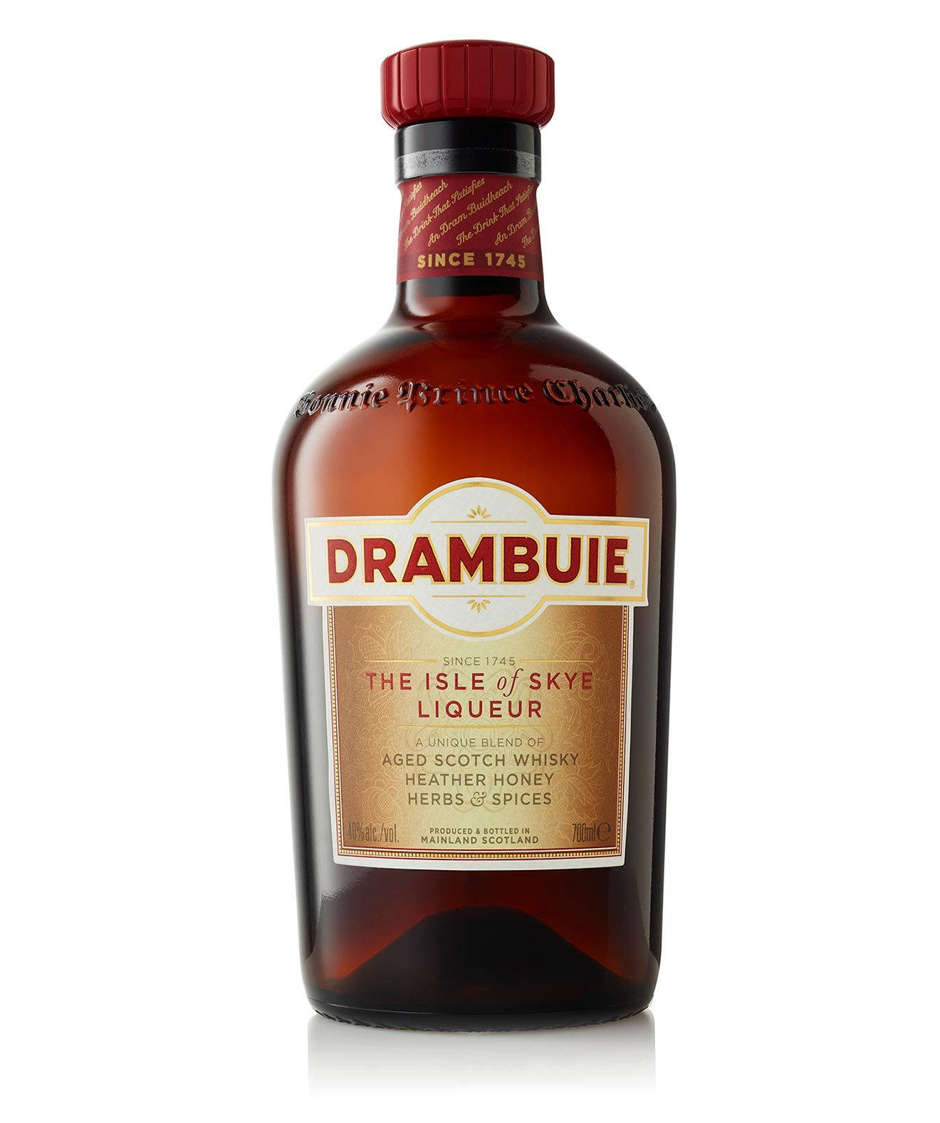 Drambuie蘇格蘭威士忌的極致優雅 壁紙 — 一個在白色背景上拍攝的深琥珀色 Drambuie 利口酒瓶，帶有紅色瓶蓋和金色標籤。