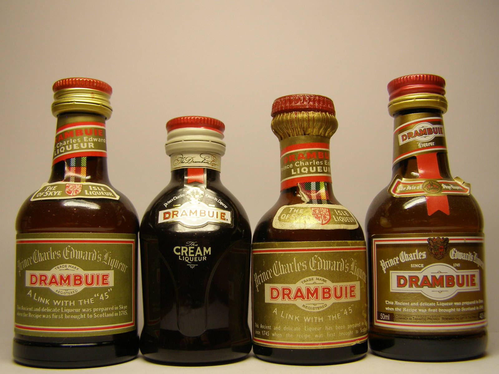 四瓶Drambuie利口酒排列展示。