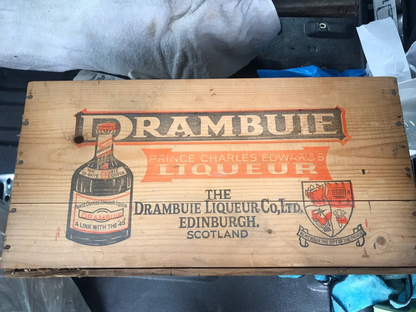 帶有蘇格蘭紋章和文字的復古 Drambuie 利口酒木箱。