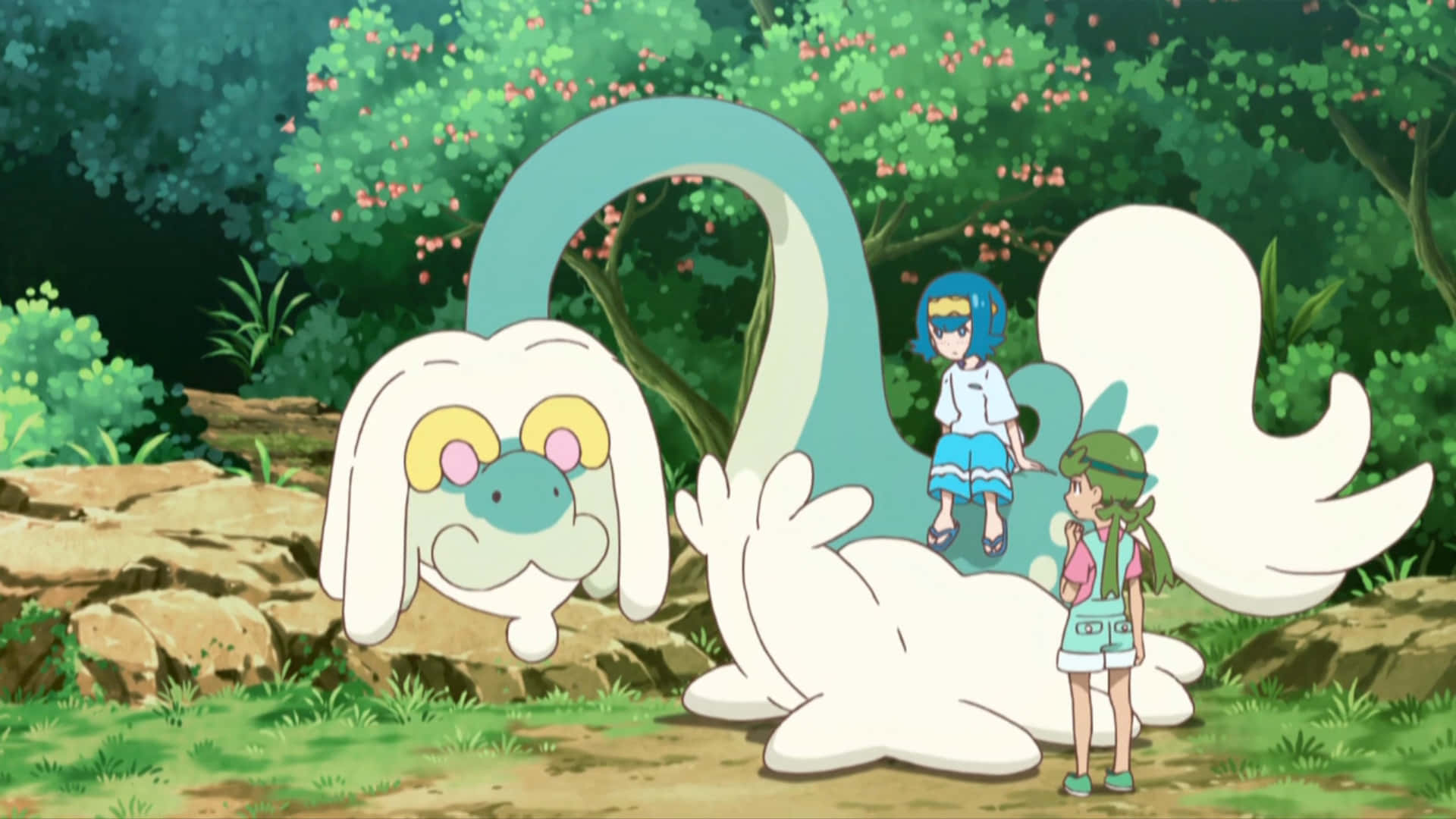 Drampa 與兩位動漫角色 壁紙 — 兩個動漫女孩站在茂密綠色森林中一隻長著藍色長頸的大型白色寶可夢旁邊。
