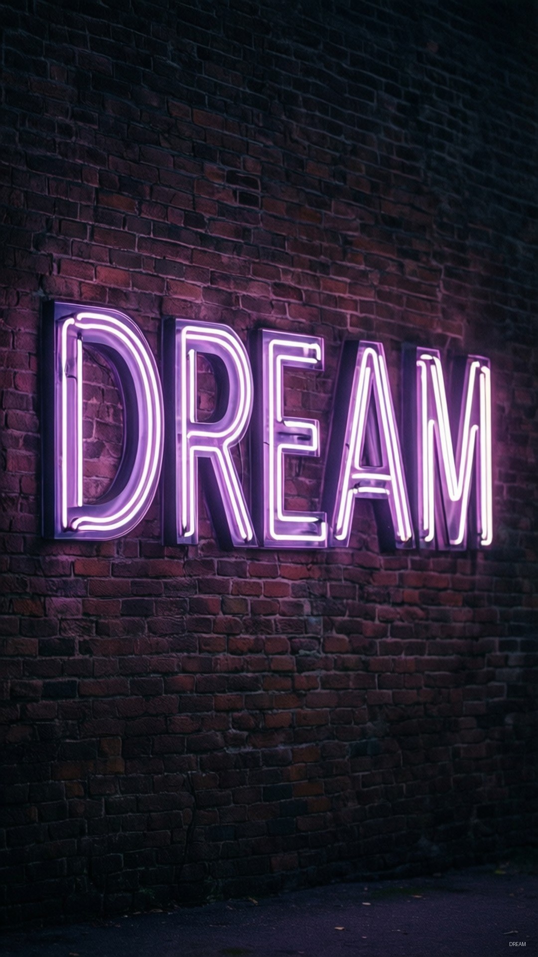夜間安裝在磚牆上，帶有dream字樣的紫色霓虹燈牌