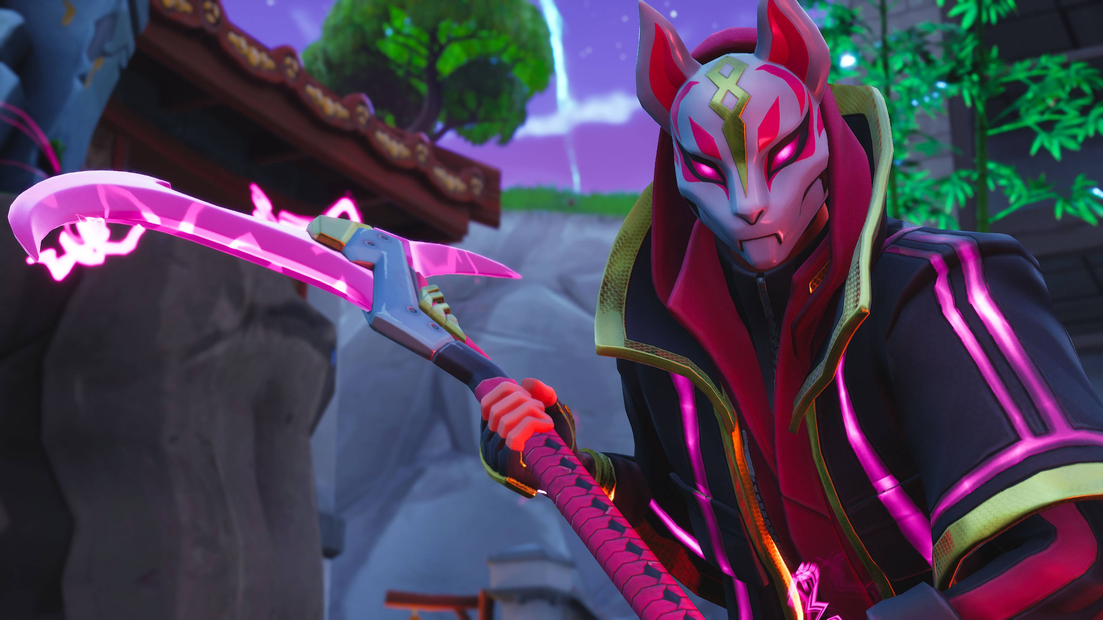 Drift Fortnite Rift Edge 鉞斧 壁紙 — 一個戴面具的動漫戰士在神秘的暮色場景中揮舞著發光的粉紅色劍，周圍有竹子和石頭建築。