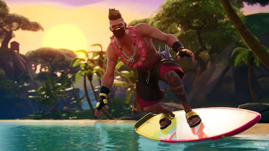 Drift Fortnite 冲浪 壁紙 — 一位肌肉發達的衝浪者，身上有紋身，戴著粉紅色花環，在日落時分騎著色彩繽紛的衝浪板在平靜的碧綠水面上。