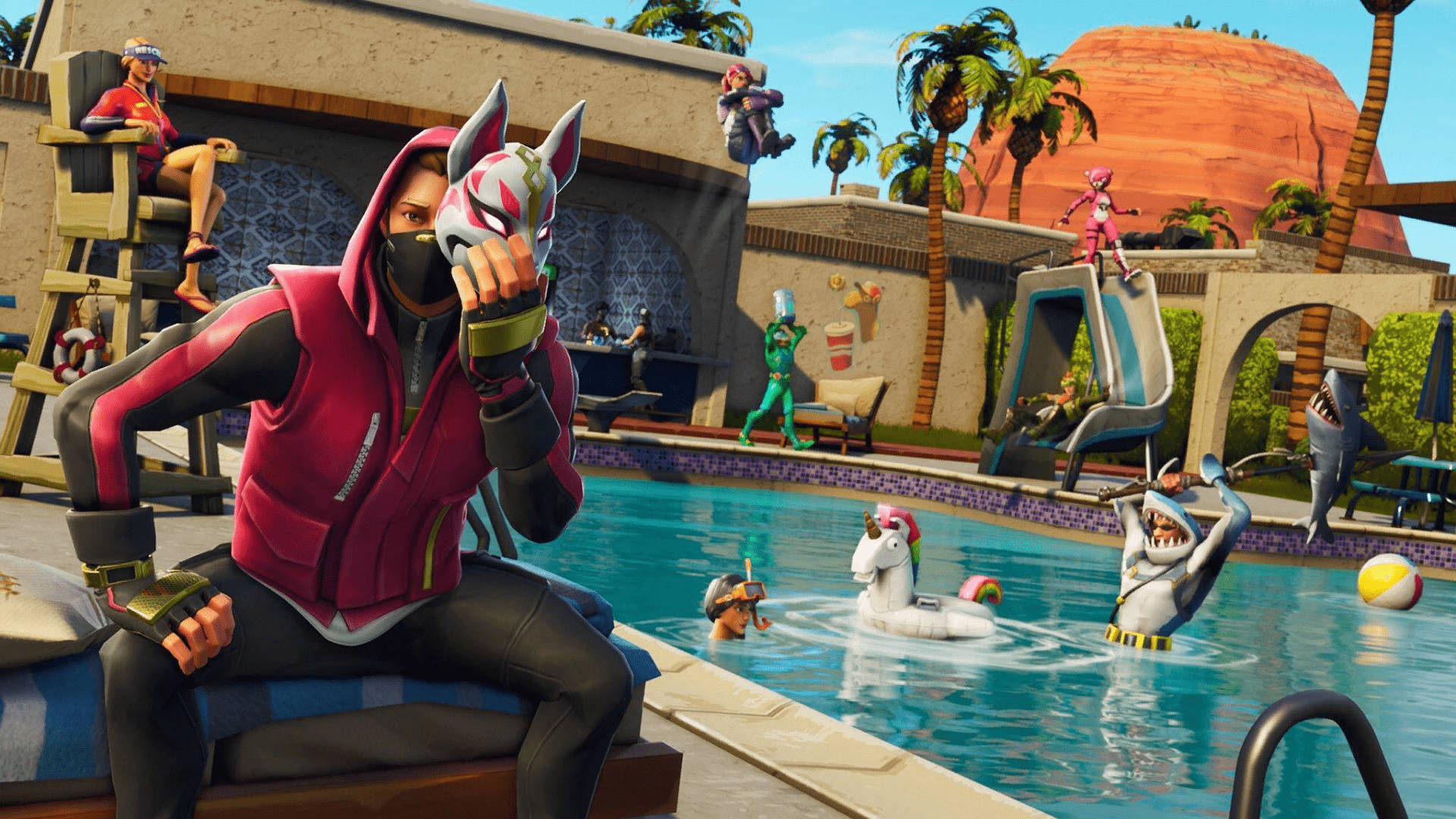 Drift Fortnite 在游泳池旁 壁紙 — 一個穿著粉紅色連帽衫和狐狸面具的Fortnite角色在泳池邊休息，而其他角色在熱帶度假勝地玩耍和放鬆。