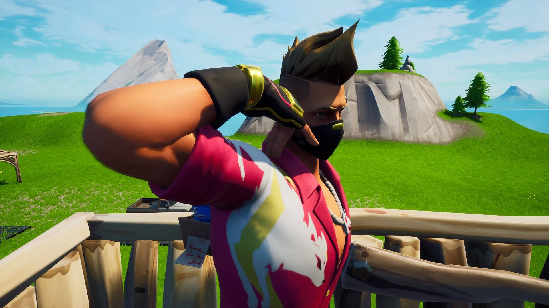 Drift Fortnite 在綠色草地 壁紙 — 一個穿著彩色襯衫和黑色口罩的Fortnite角色站在木製陽台上，俯瞰著明亮的綠色景觀，有山脈和樹木，在晴朗的藍天下。