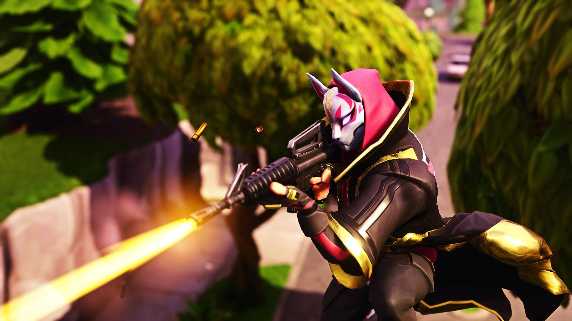 Drift Fortnite 持槍射擊 壁紙 — 一名戴著面具的戰士，身穿黑色和金色盔甲，在茂密的綠色樹葉中發射發光武器。
