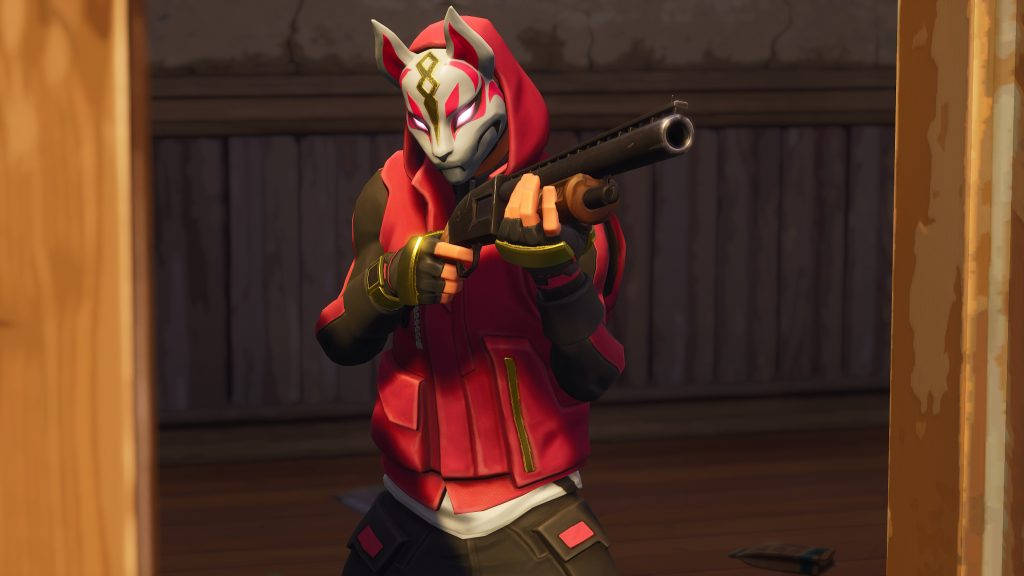 Drift Fortnite 持霰彈槍 壁紙 — 一個穿著紅色連帽服裝和狐狸面具的角色在昏暗的房間裡從木門後瞄準一把霰彈槍。