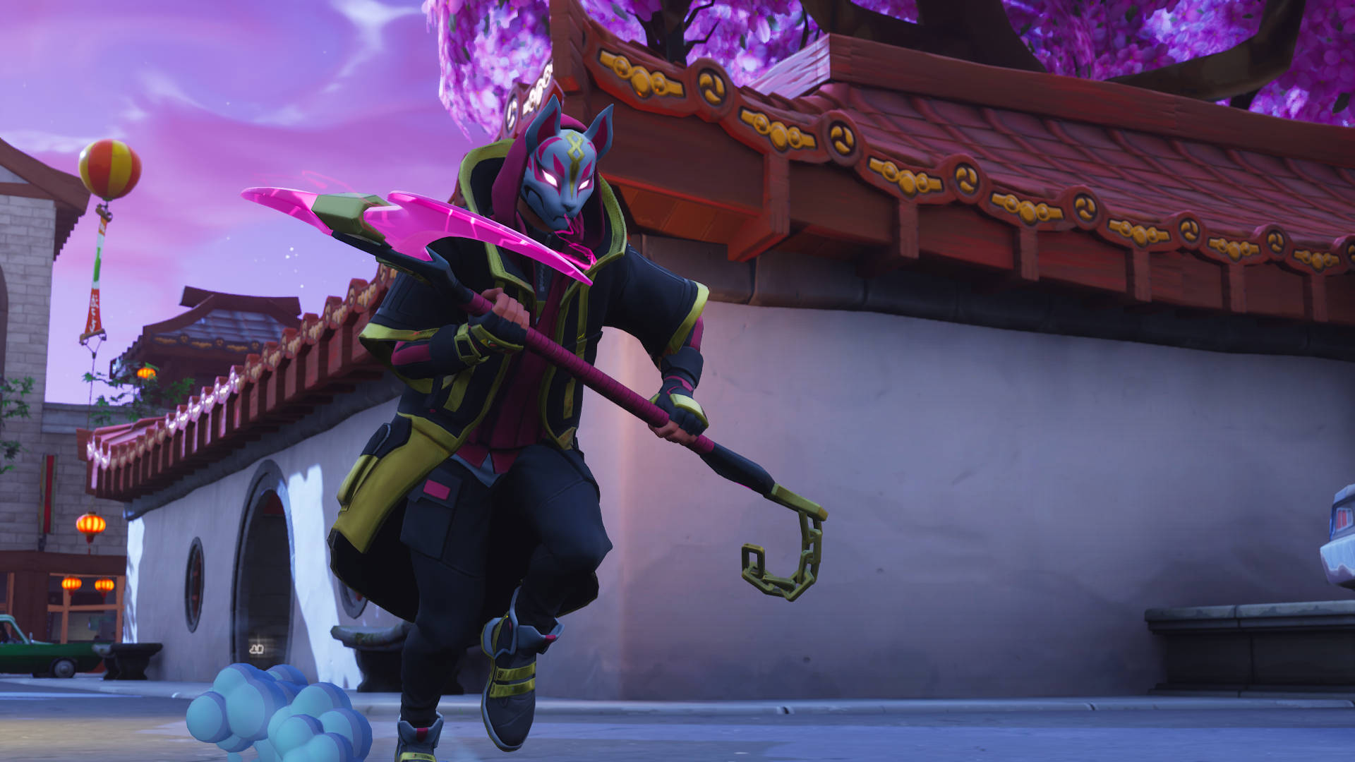 Drift Fortnite 街區奔跑 壁紙 — 一個風格化的狐面戰士，身穿黑色和黃色裝備，在紫色天空下充滿活力的動漫風格街景中揮舞著發光的粉紅色武器。
