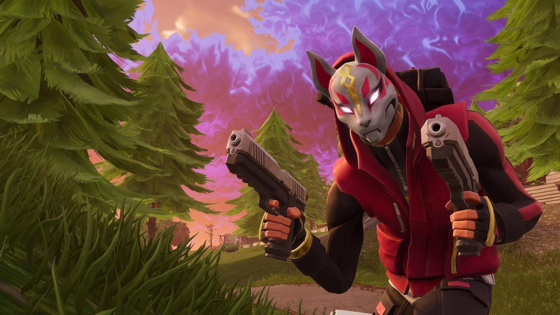 Drift Fortnite 雙槍造型 壁紙 — 一個戴面具的狐狸角色，身穿紅色裝備，在松樹間手持兩把手槍，背景是超現實的紫色和粉紅色天空。