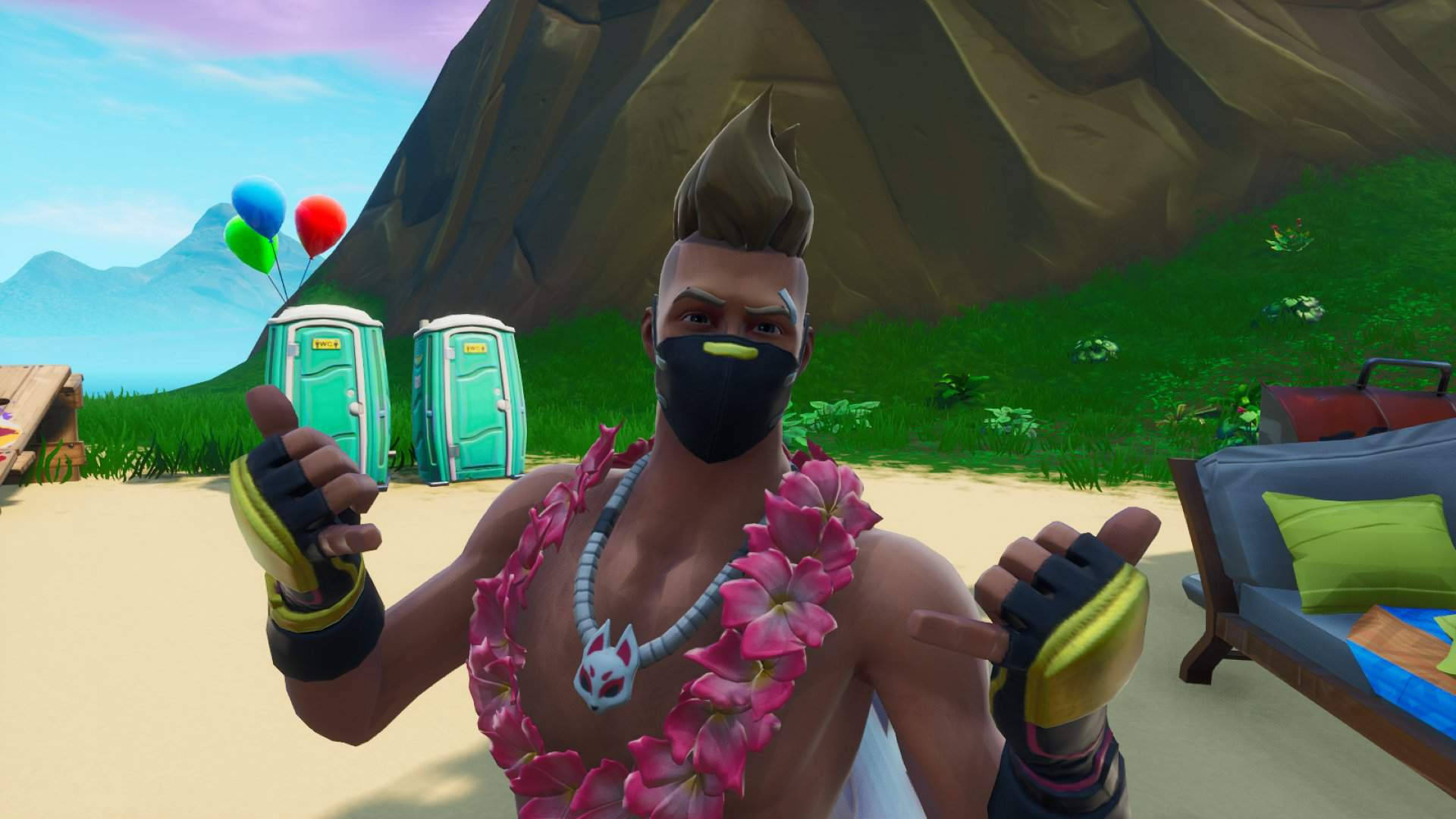 Drift 在島嶼海灘的《Fortnite》 壁紙 — 一個《要塞英雄》角色戴著粉紅色花環和黑色面罩，在熱帶海灘場景中豎起大拇指，旁邊有流動廁所和氣球。